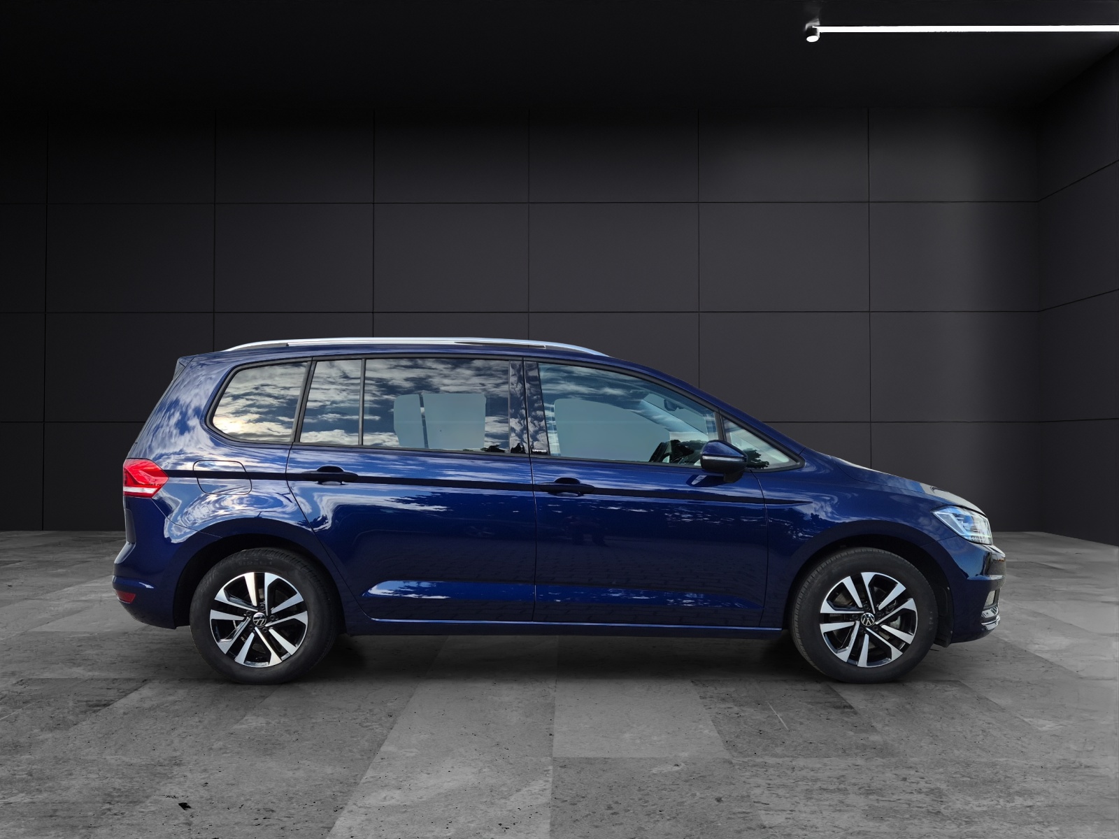 Fahrzeugabbildung Volkswagen Touran TSI United LED Navi ACC RFK SH