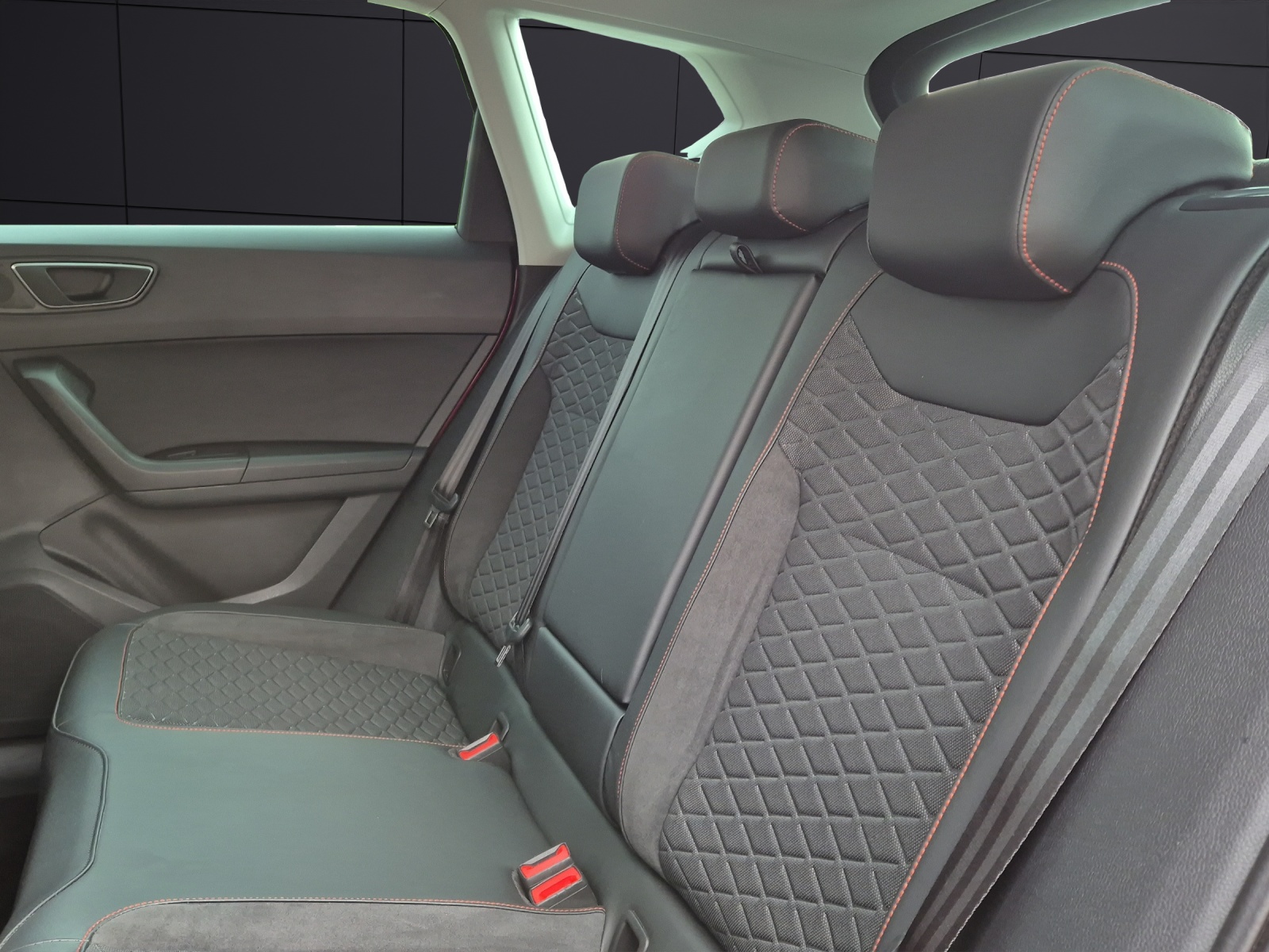 Fahrzeugabbildung SEAT Ateca TSI FR LED AHK CarPlay AID ACC RFK SHZ