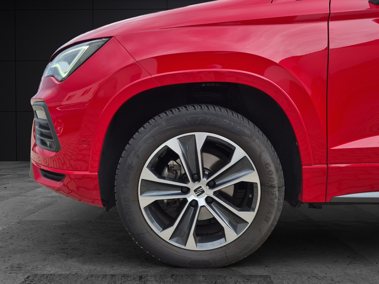 Fahrzeugabbildung SEAT Ateca TSI FR LED AHK CarPlay AID ACC RFK SHZ