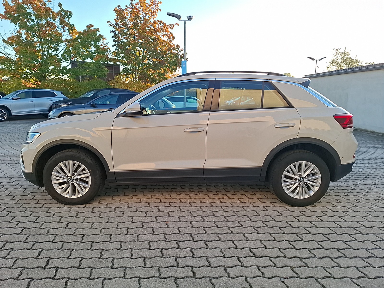 Fahrzeugabbildung Volkswagen T-Roc TSI Life LED CarPlay AID GRA Park-Assist SH
