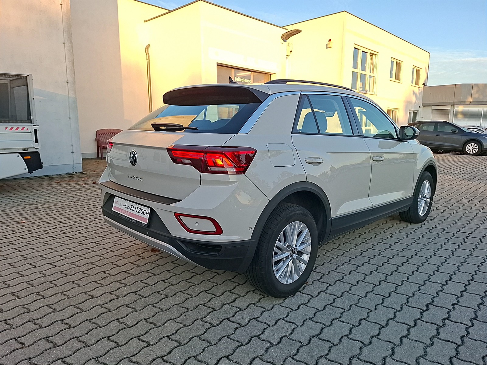 Fahrzeugabbildung Volkswagen T-Roc TSI Life LED CarPlay AID GRA Park-Assist SH