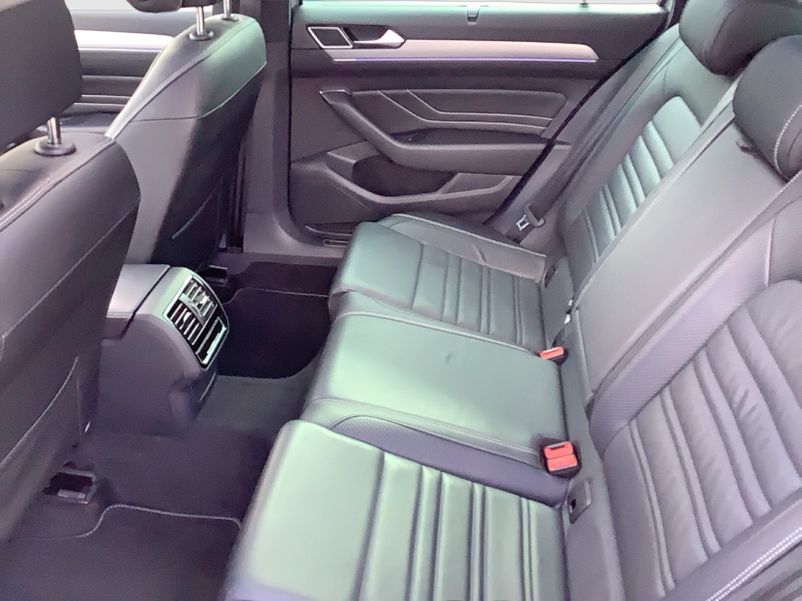Fahrzeugabbildung Volkswagen Passat Variant TSI R-Line DSG Matrix AHK Navi Leder Pano AID ACC RFK SH 19