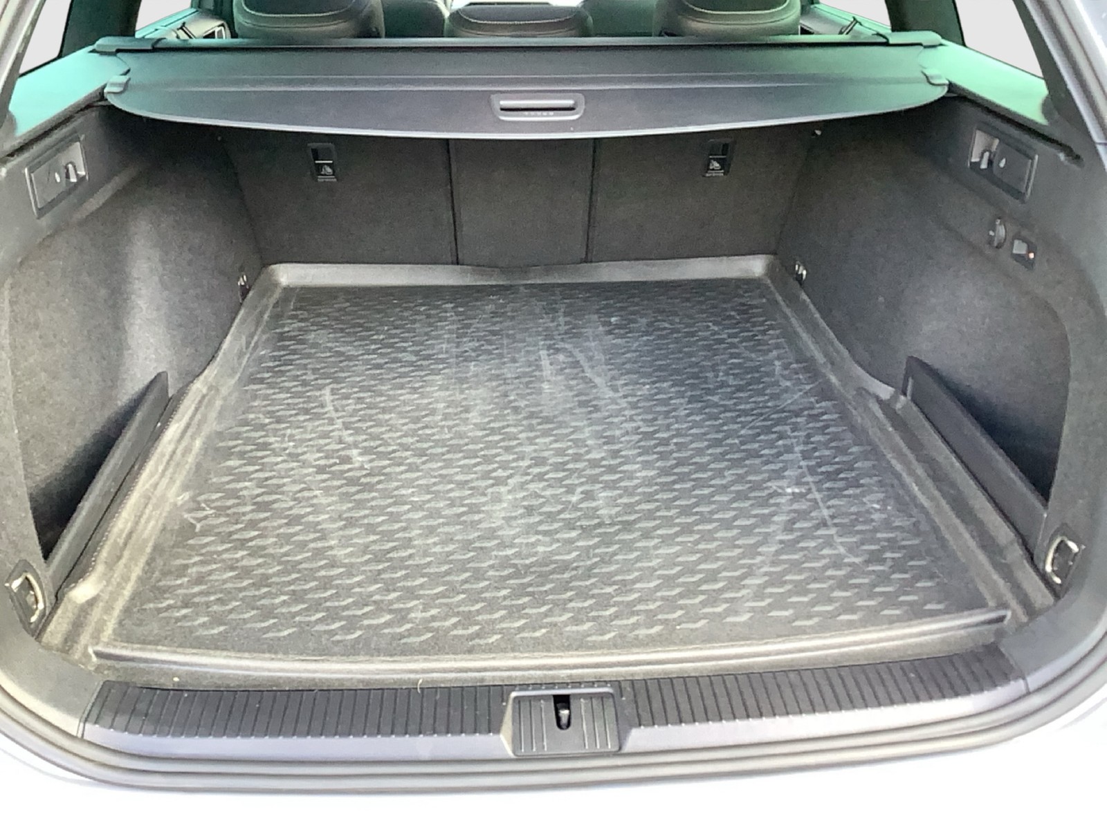 Fahrzeugabbildung Volkswagen Passat Variant TSI R-Line DSG Matrix AHK Navi Leder Pano AID ACC RFK SH 19