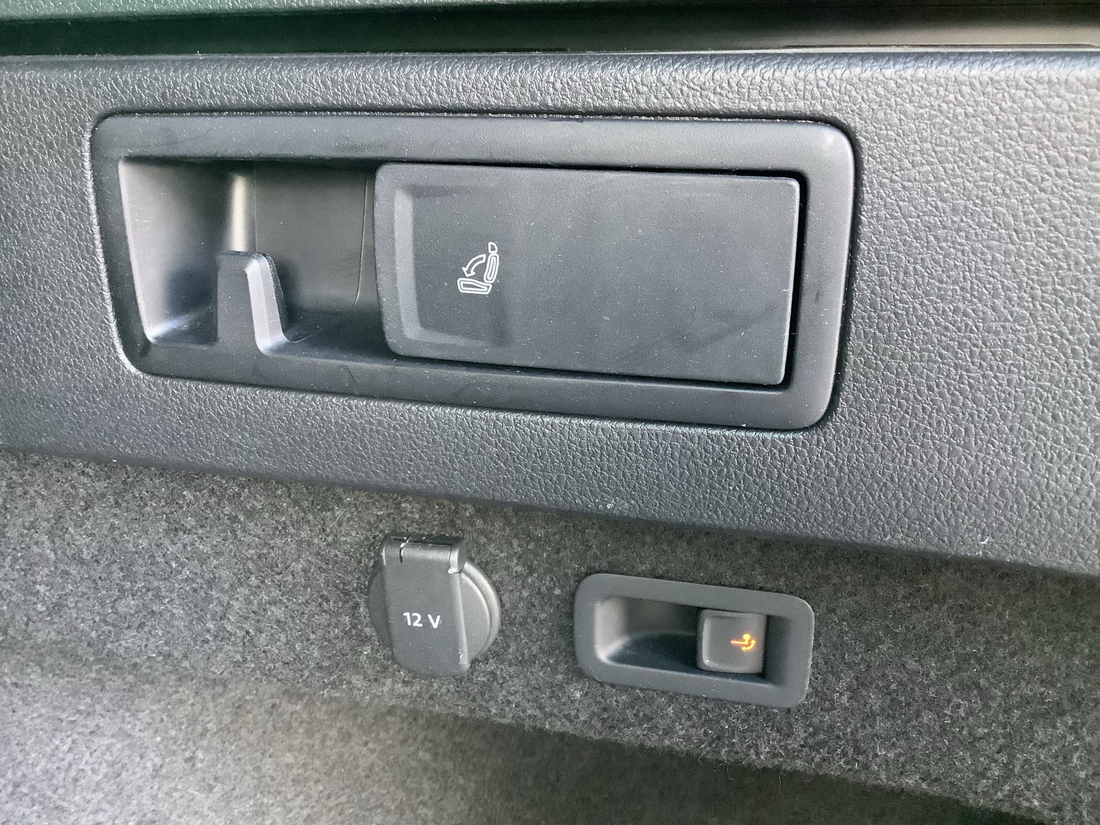 Fahrzeugabbildung Volkswagen Passat Variant TSI R-Line DSG Matrix AHK Navi Leder Pano AID ACC RFK SH 19