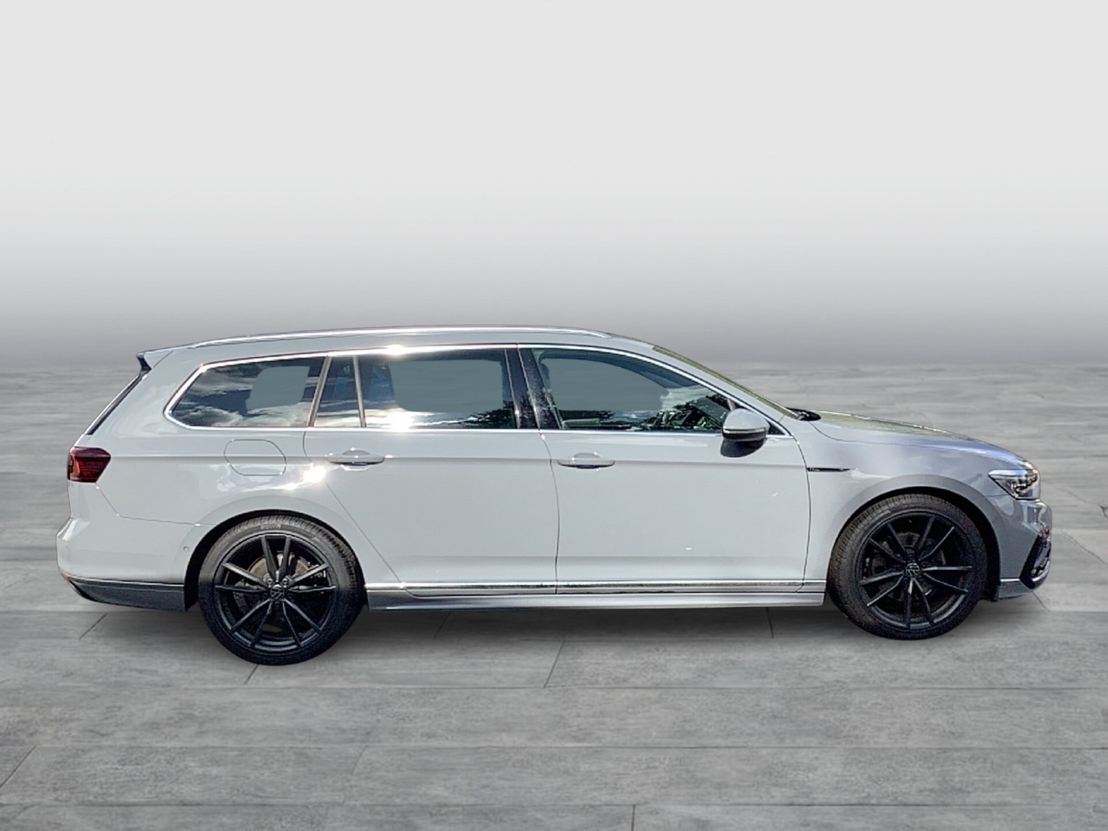 Fahrzeugabbildung Volkswagen Passat Variant TSI R-Line DSG Matrix AHK Navi Leder Pano AID ACC RFK SH 19