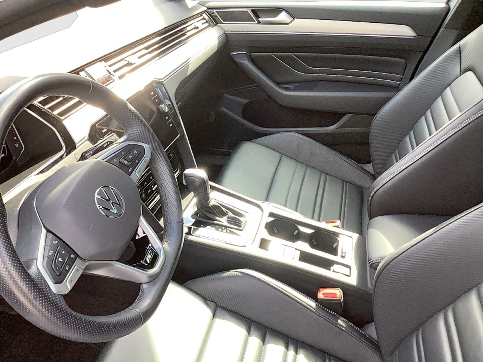 Fahrzeugabbildung Volkswagen Passat Variant TSI R-Line DSG Matrix AHK Navi Leder Pano AID ACC RFK SH 19