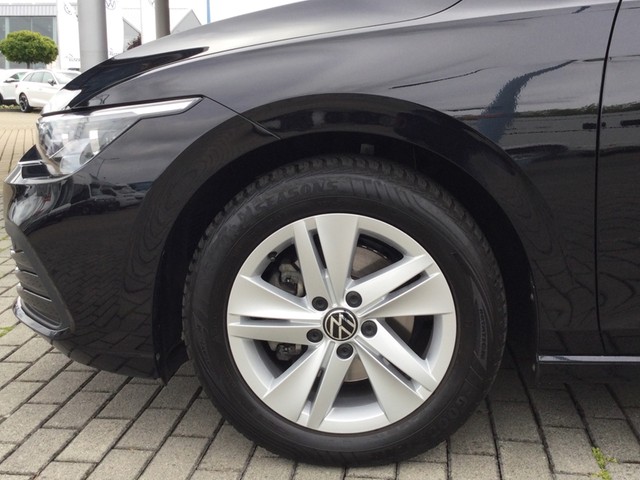 Fahrzeugabbildung Volkswagen Golf VIII TSI Life Standhzg. LED AHK Navi Pano AID ACC SH LM