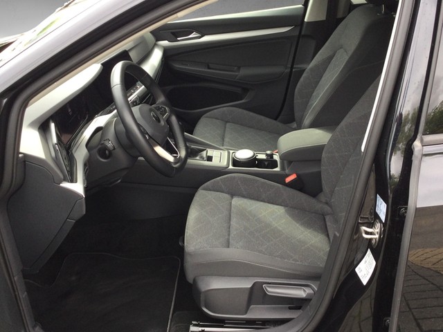 Fahrzeugabbildung Volkswagen Golf VIII TSI Life Standhzg. LED AHK Navi Pano AID ACC SH LM