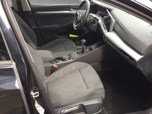 Fahrzeugabbildung Volkswagen Golf VIII TSI Life Standhzg. LED AHK Navi Pano AID ACC SH LM