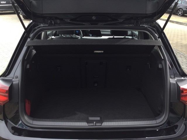 Fahrzeugabbildung Volkswagen Golf VIII TSI Life Standhzg. LED AHK Navi Pano AID ACC SH LM