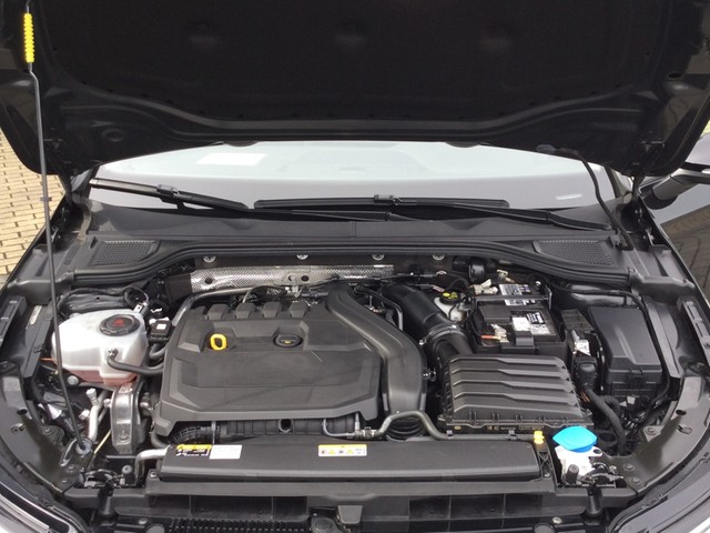 Fahrzeugabbildung Volkswagen Golf VIII TSI Life Standhzg. LED AHK Navi Pano AID ACC SH LM