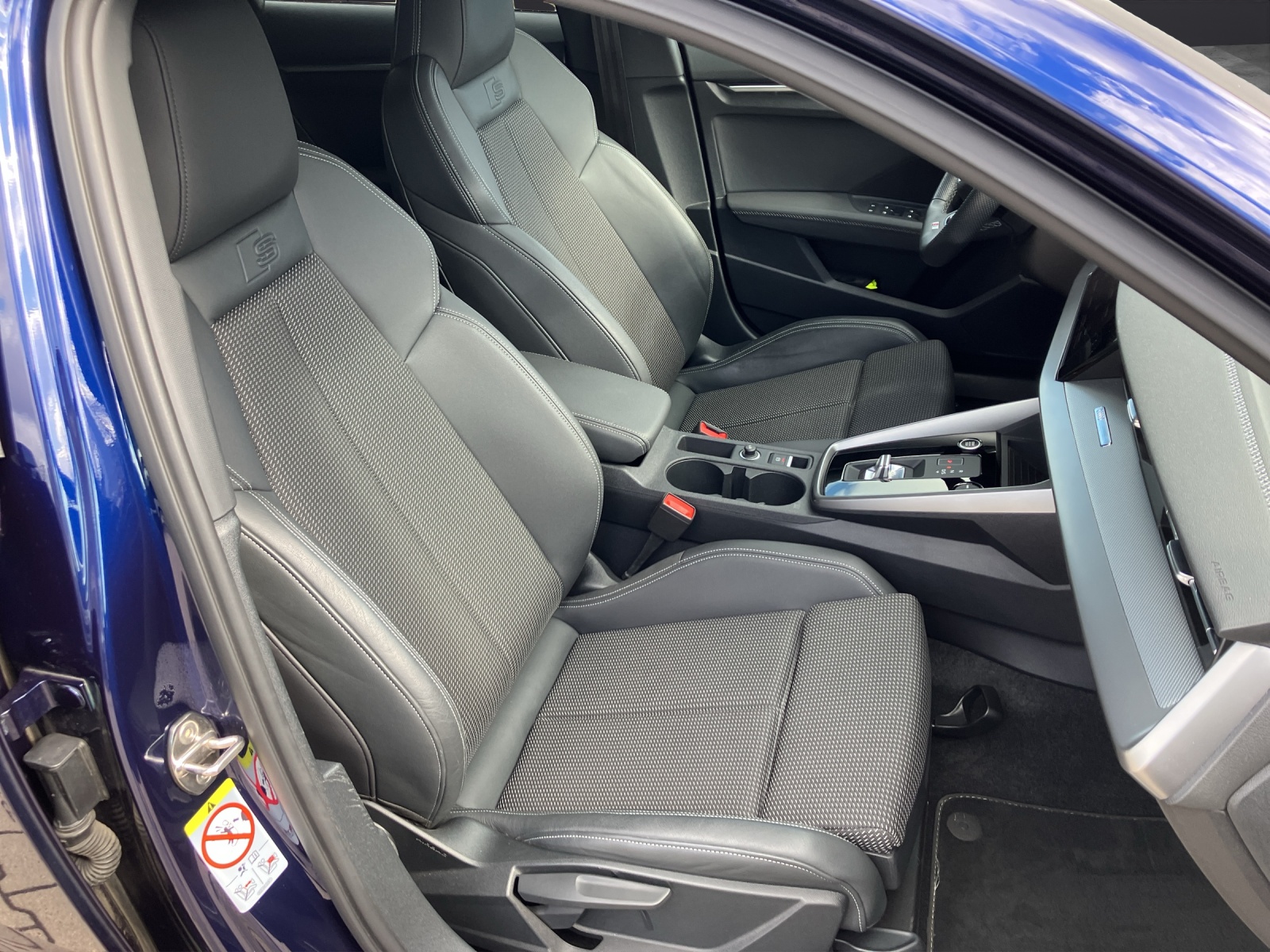 Fahrzeugabbildung Audi A3 Sportback 35 TFSI S line Matrix HUD ACC SHZ