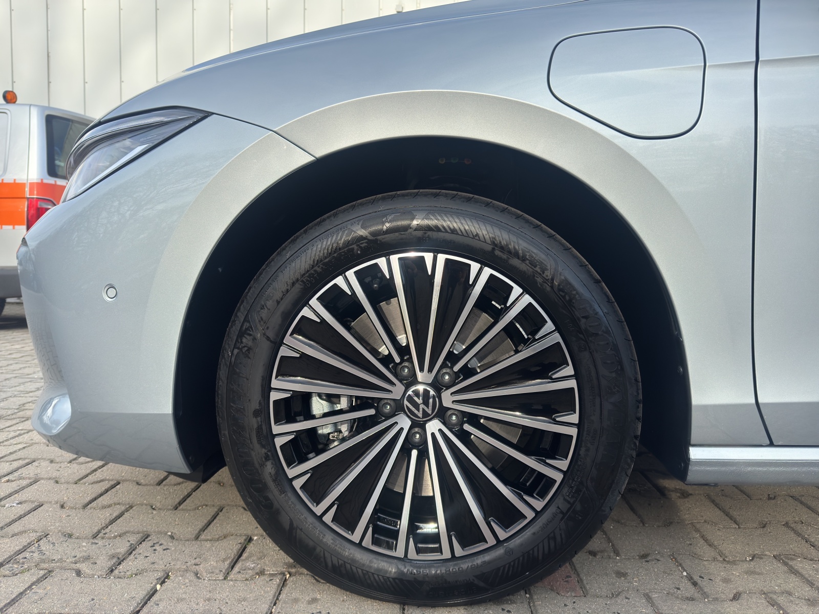 Fahrzeugabbildung Volkswagen Passat Variant 1.5 TSI eHybrid 150 kW Elegance AHZV IQ.LIGHT ACC DAB*