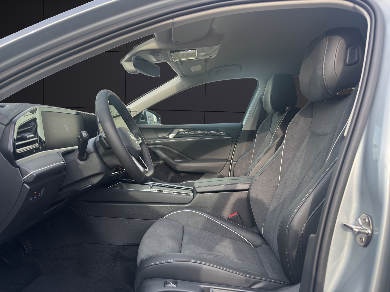 Fahrzeugabbildung Volkswagen Passat Variant 1.5 TSI eHybrid 150 kW Elegance AHZV IQ.LIGHT ACC DAB*