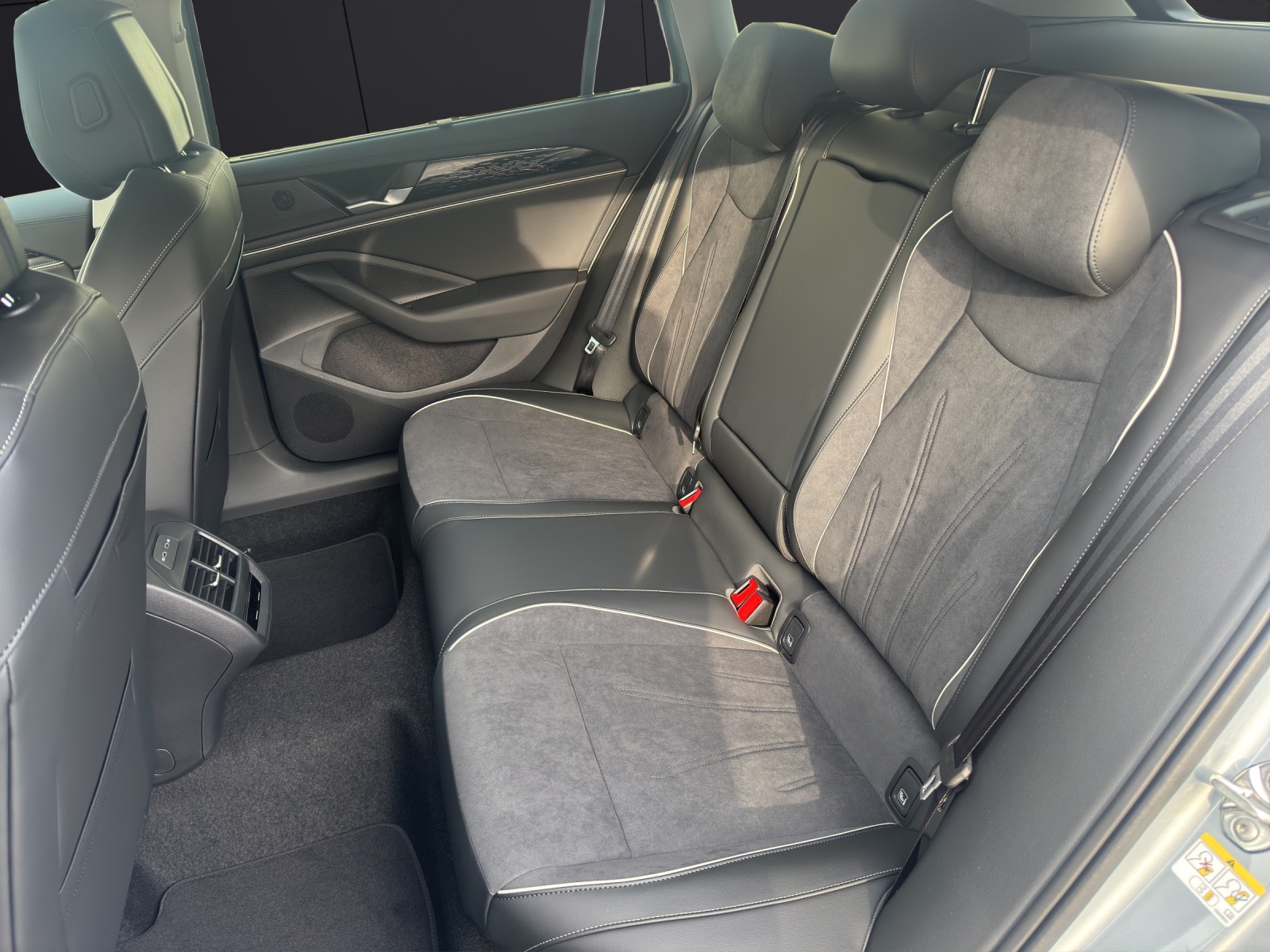Fahrzeugabbildung Volkswagen Passat Variant 1.5 TSI eHybrid 150 kW Elegance AHZV IQ.LIGHT ACC DAB*