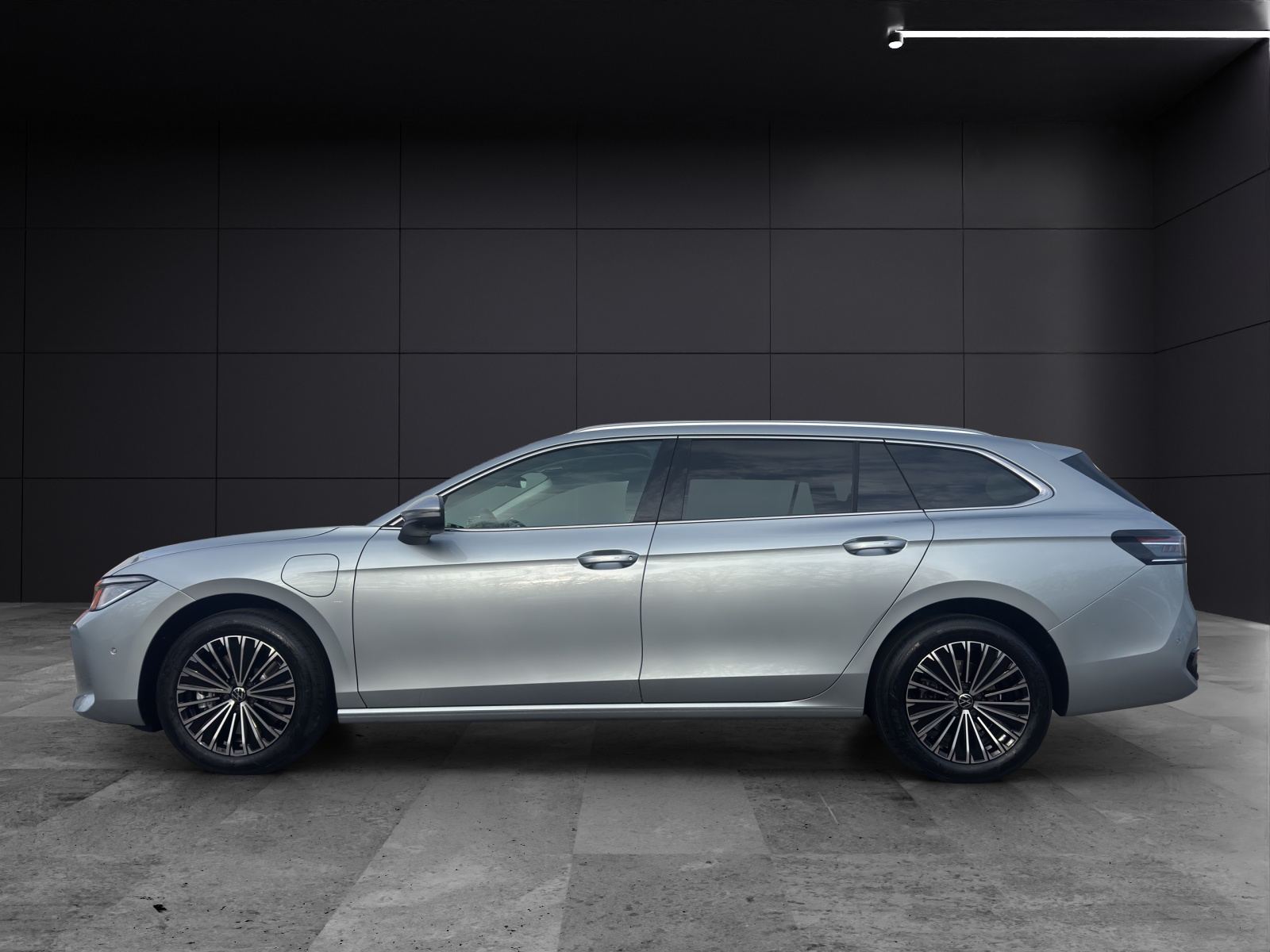 Fahrzeugabbildung Volkswagen Passat Variant 1.5 TSI eHybrid 150 kW Elegance AHZV IQ.LIGHT ACC DAB*