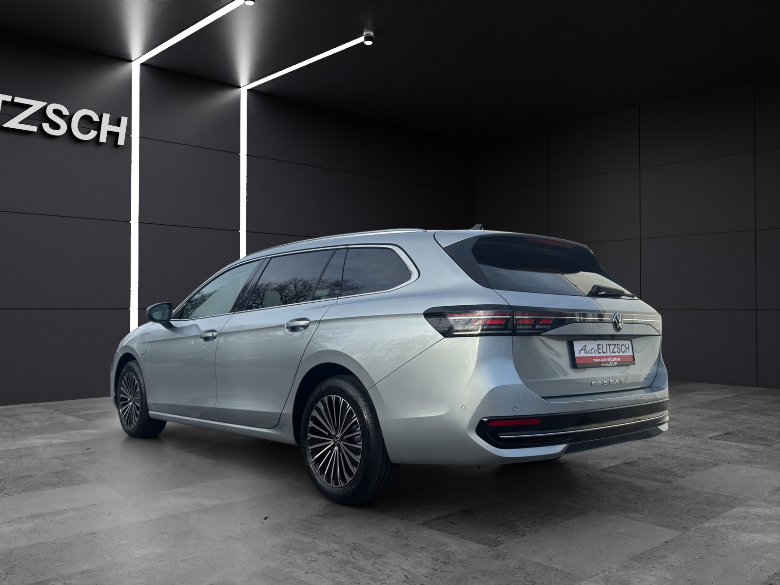 Fahrzeugabbildung Volkswagen Passat Variant 1.5 TSI eHybrid 150 kW Elegance AHZV IQ.LIGHT ACC DAB*