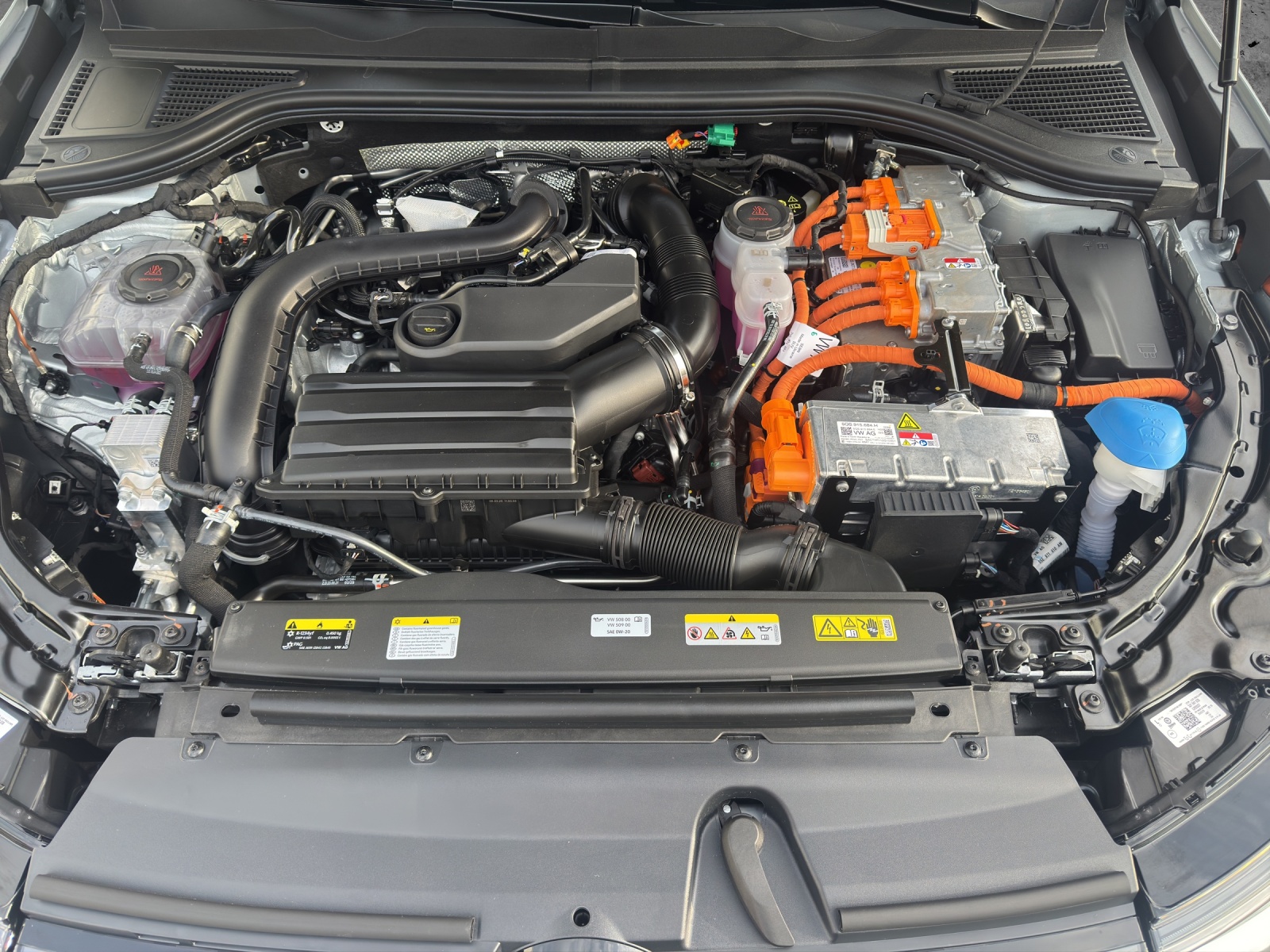 Fahrzeugabbildung Volkswagen Passat Variant 1.5 TSI eHybrid 150 kW Elegance AHZV IQ.LIGHT ACC DAB*
