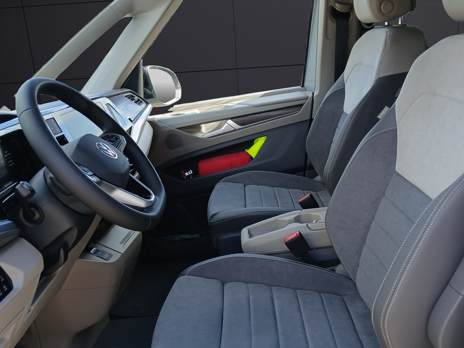 Fahrzeugabbildung Volkswagen T7 Multivan eHybrid Style LR 4MOT DSG LED NAVI AREA VIEW ACC