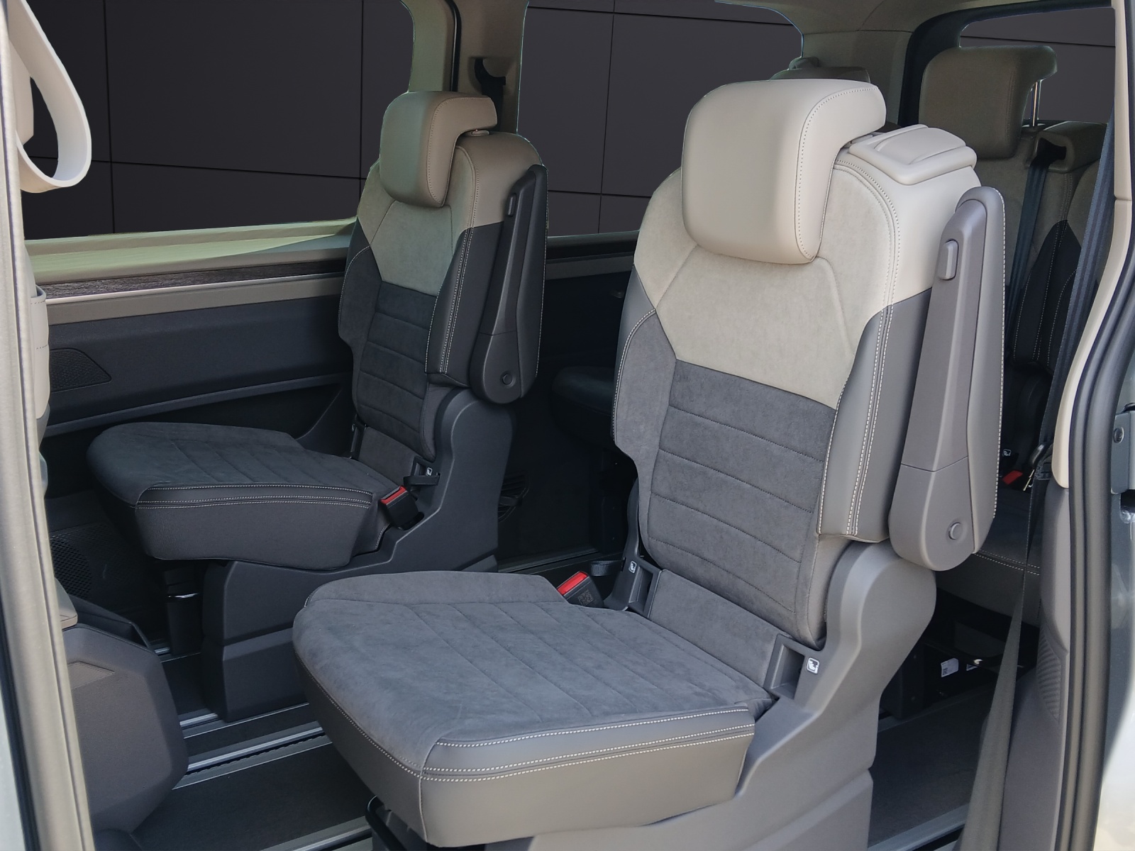 Fahrzeugabbildung Volkswagen T7 Multivan eHybrid Style LR 4MOT DSG LED NAVI AREA VIEW ACC