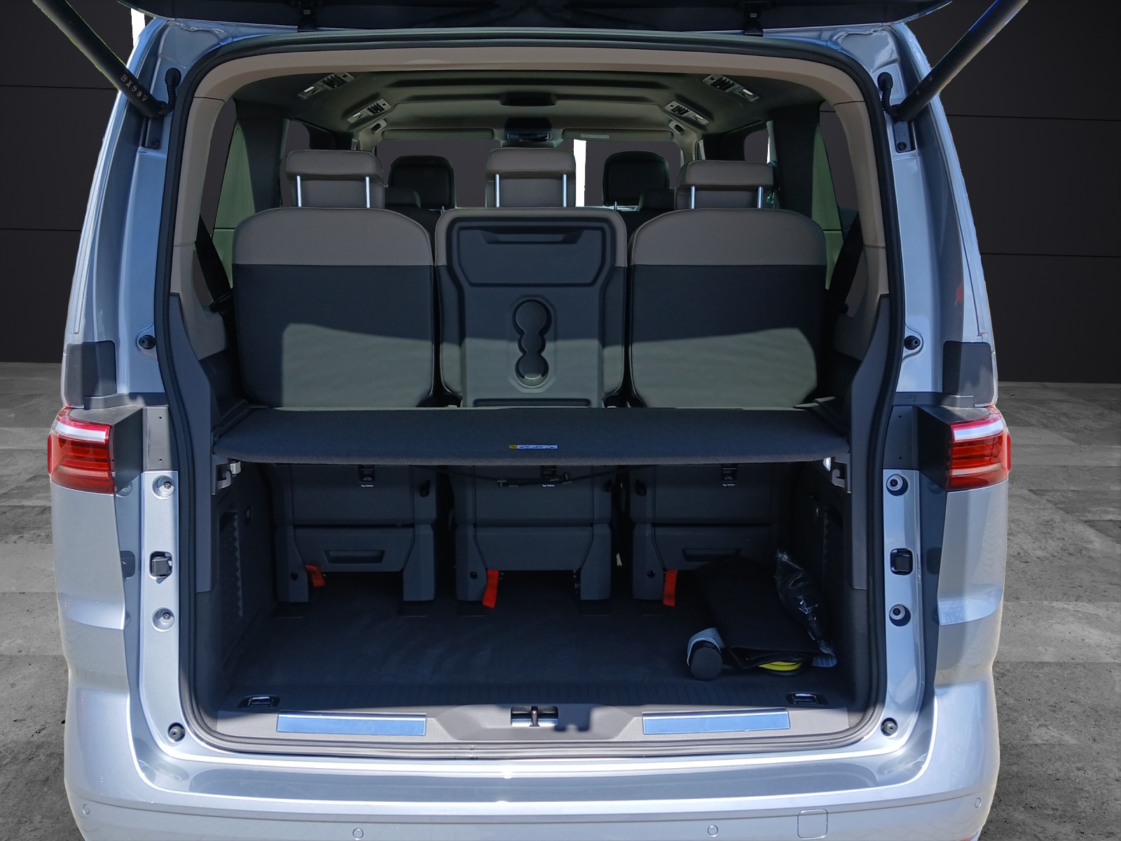 Fahrzeugabbildung Volkswagen T7 Multivan eHybrid Style LR 4MOT DSG LED NAVI AREA VIEW ACC