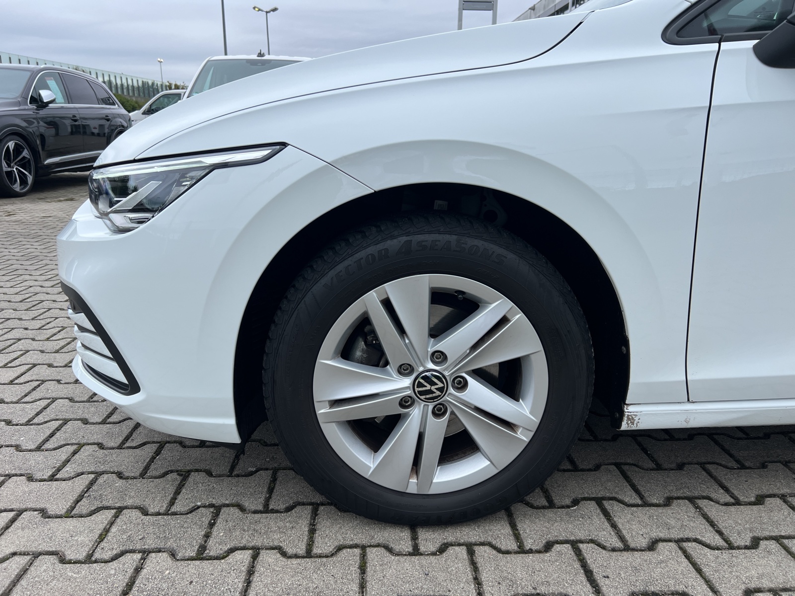 Fahrzeugabbildung Volkswagen Golf VIII Business TDI DSG LED ACC SHZ PDC Navi Klima