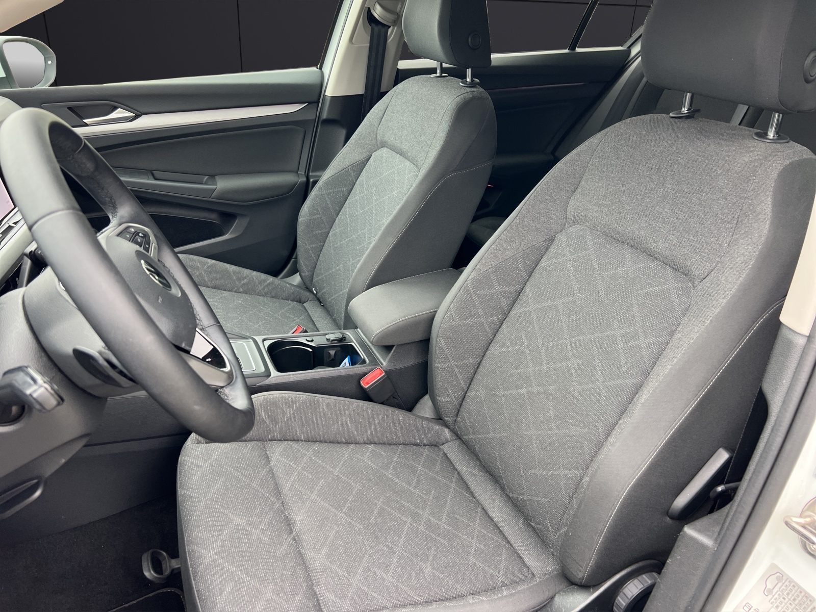 Fahrzeugabbildung Volkswagen Golf VIII Business TDI DSG LED ACC SHZ PDC Navi Klima