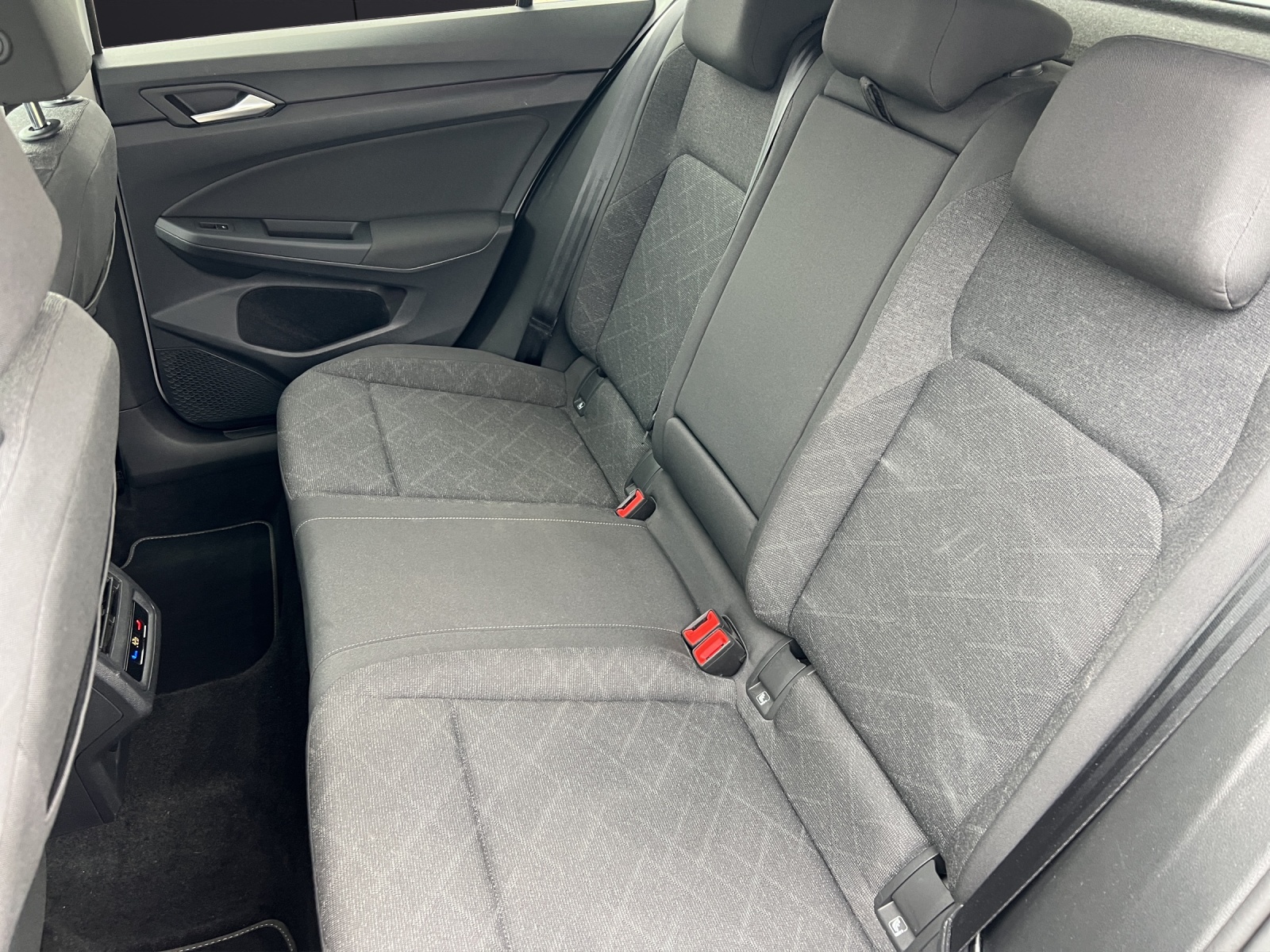 Fahrzeugabbildung Volkswagen Golf VIII Business TDI DSG LED ACC SHZ PDC Navi Klima