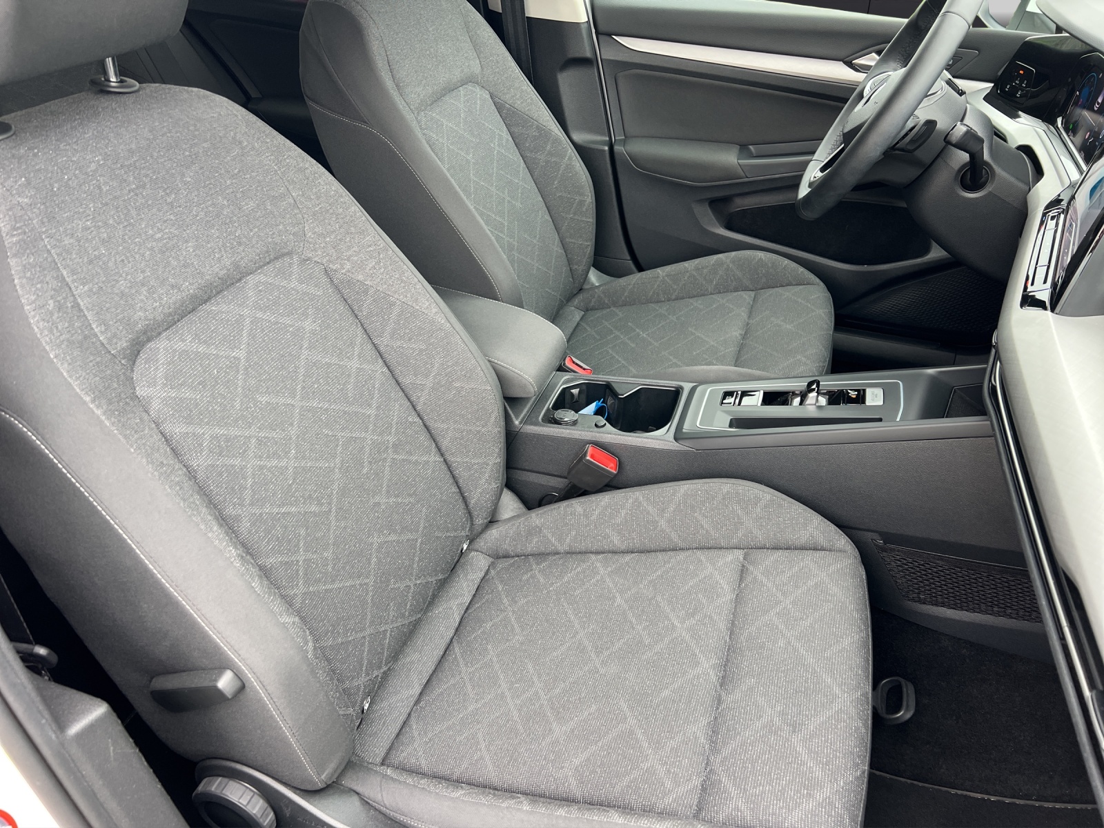 Fahrzeugabbildung Volkswagen Golf VIII Business TDI DSG LED ACC SHZ PDC Navi Klima