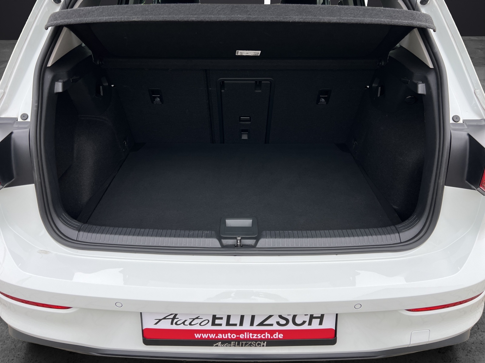 Fahrzeugabbildung Volkswagen Golf VIII Business TDI DSG LED ACC SHZ PDC Navi Klima