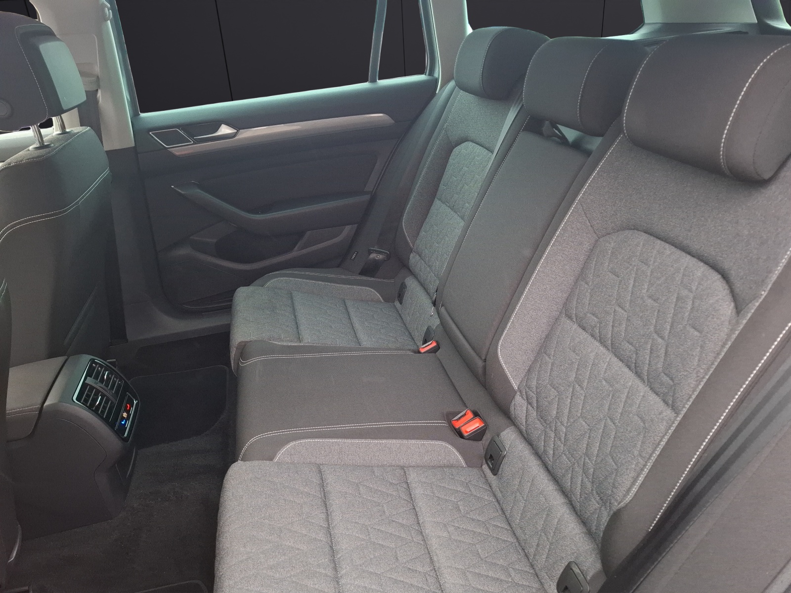 Fahrzeugabbildung Volkswagen Passat Variant TSI Business DSG Matrix Navi AID ACC RFK SH