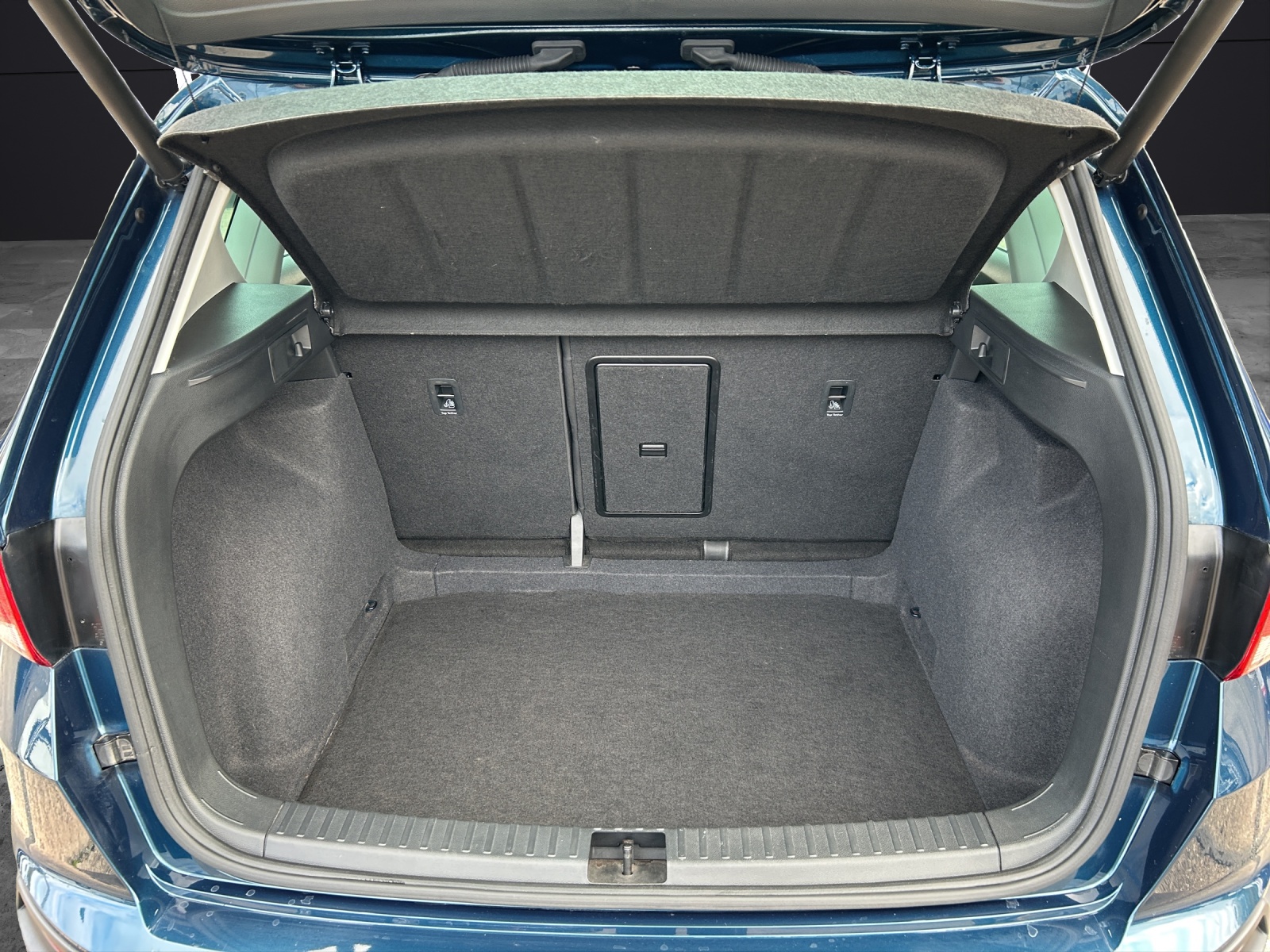 Fahrzeugabbildung SEAT Ateca TDI Xperience DSG LED AHK Navi ACC RFK SH 18