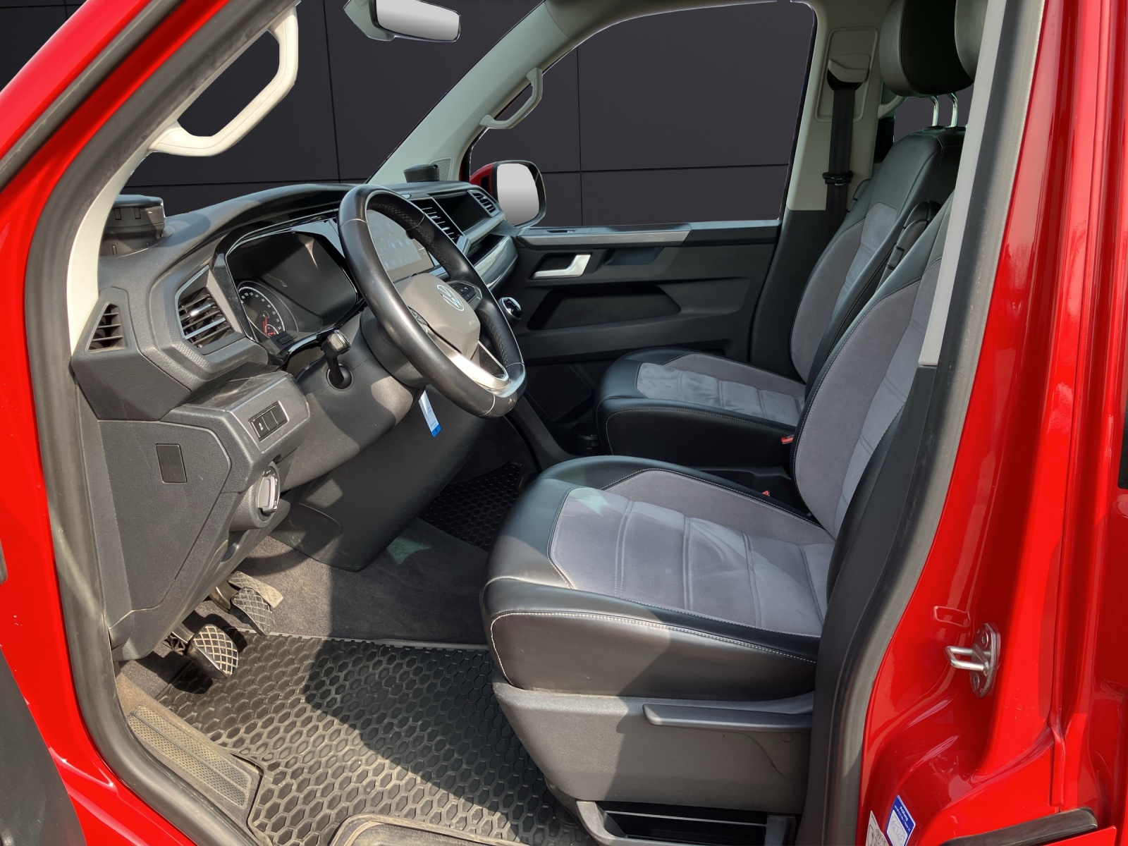 Fahrzeugabbildung Volkswagen T6 Multivan T6.1 Gen Six TDI LED ACC AHK SH PDC AppConnect Navi Klima