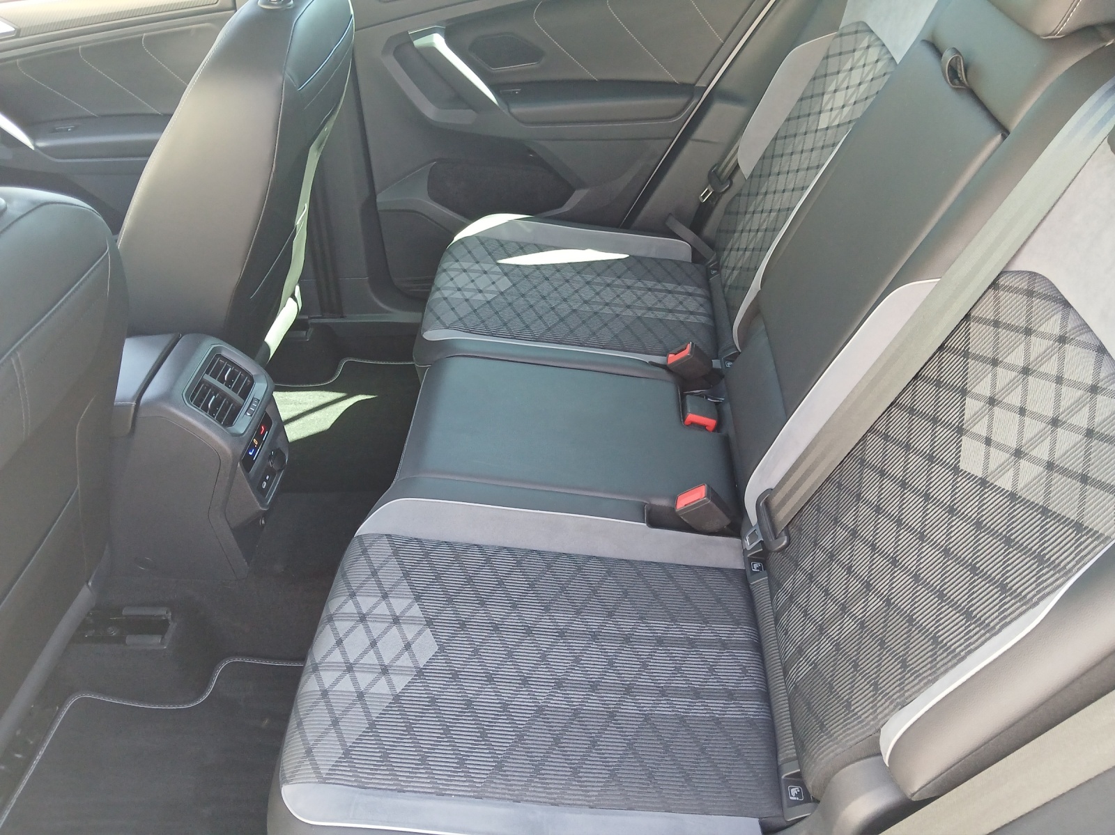 Fahrzeugabbildung Volkswagen Tiguan TDI R-Line FAHRSCHULE