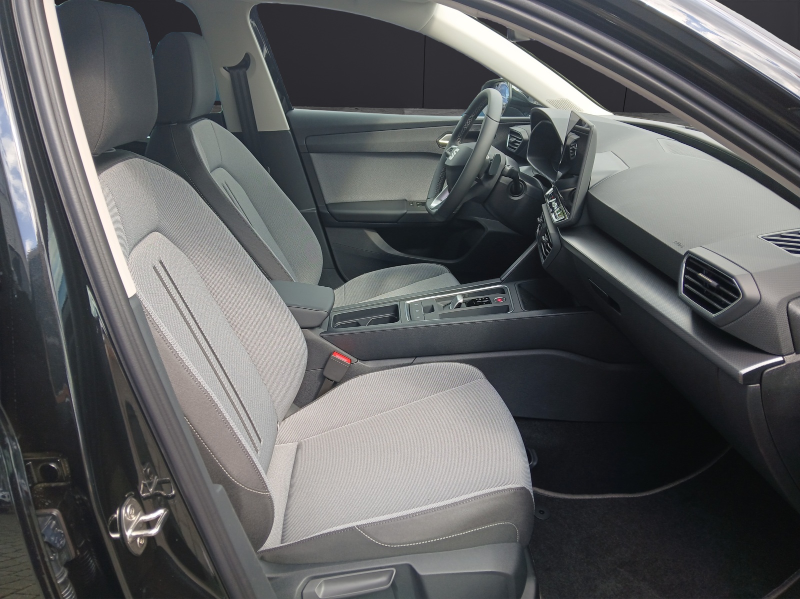 Fahrzeugabbildung SEAT Leon eTSI Road Edition LED Navi DAB