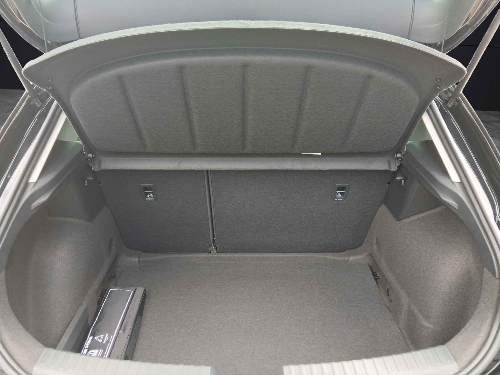 Fahrzeugabbildung SEAT Leon eTSI Road Edition LED Navi DAB