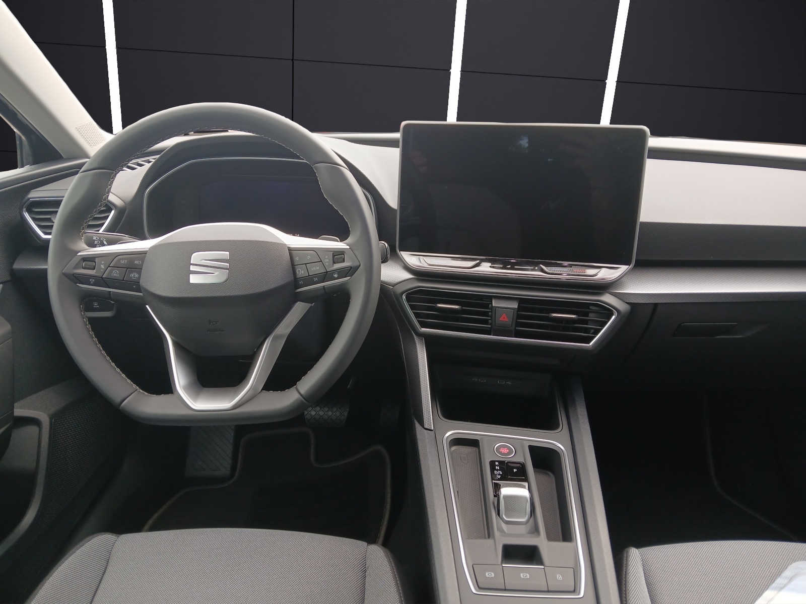Fahrzeugabbildung SEAT Leon eTSI Road Edition LED Navi DAB