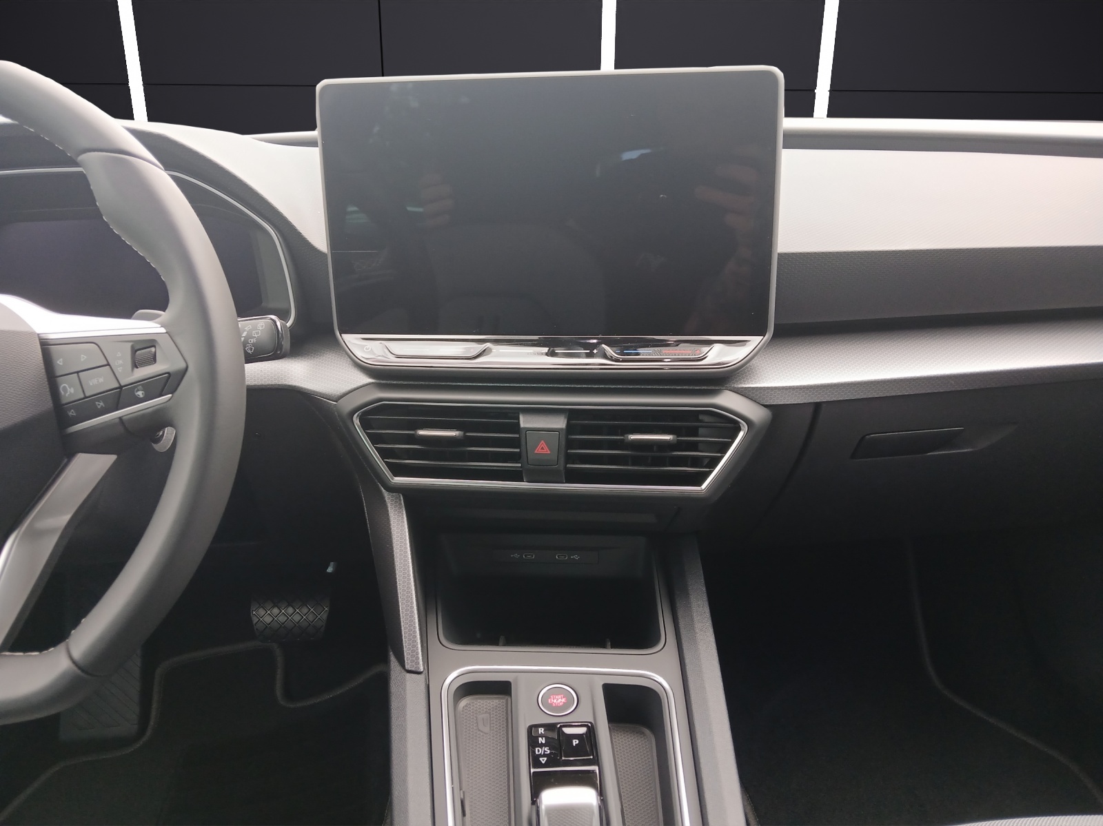 Fahrzeugabbildung SEAT Leon eTSI Road Edition LED Navi DAB