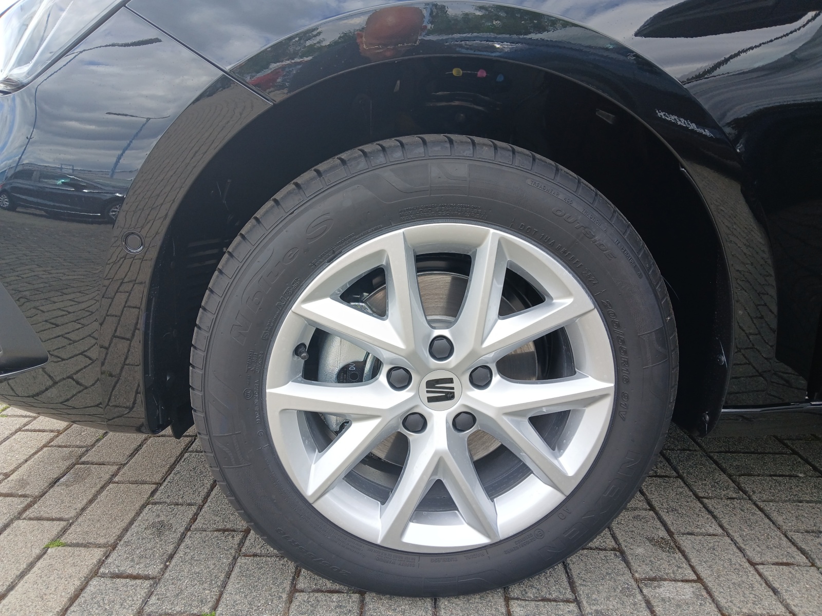 Fahrzeugabbildung SEAT Leon eTSI Road Edition LED Navi DAB