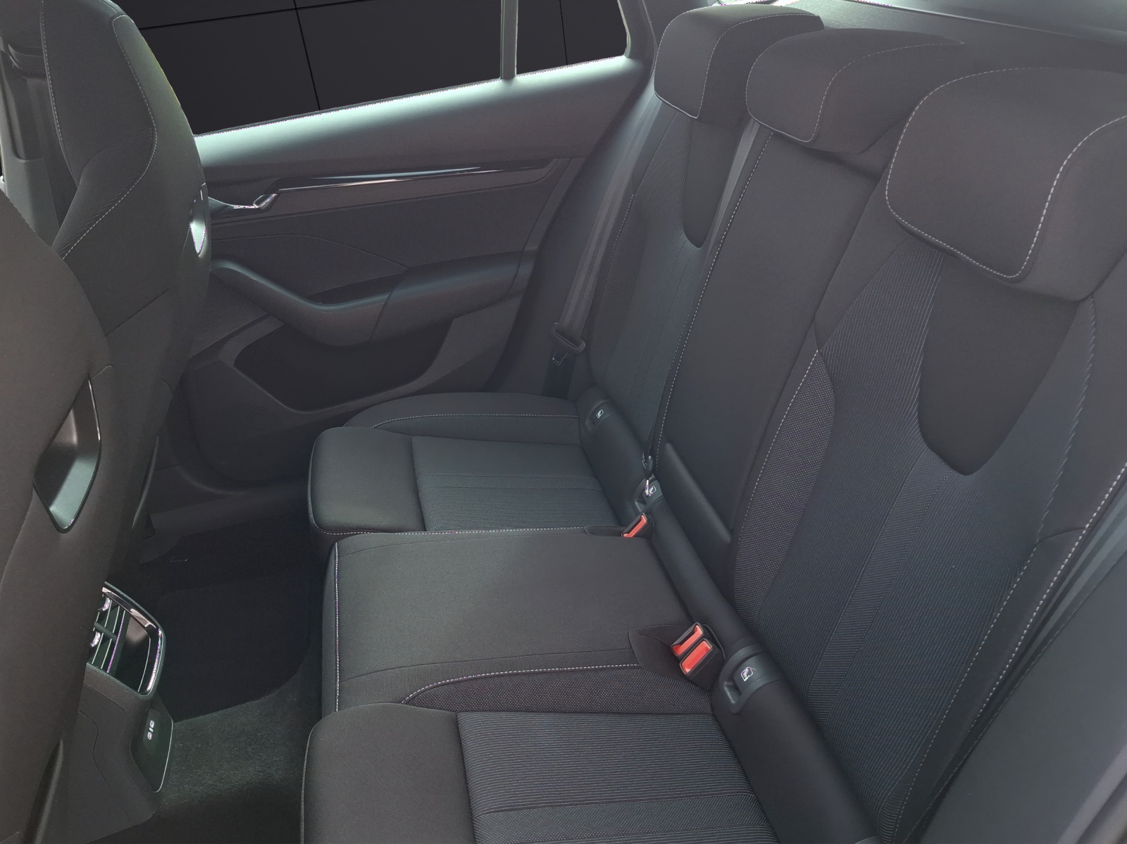 Fahrzeugabbildung SKODA Octavia Combi TSI Sportline DSG 4x4 LED Pano GRA PDC SH 19