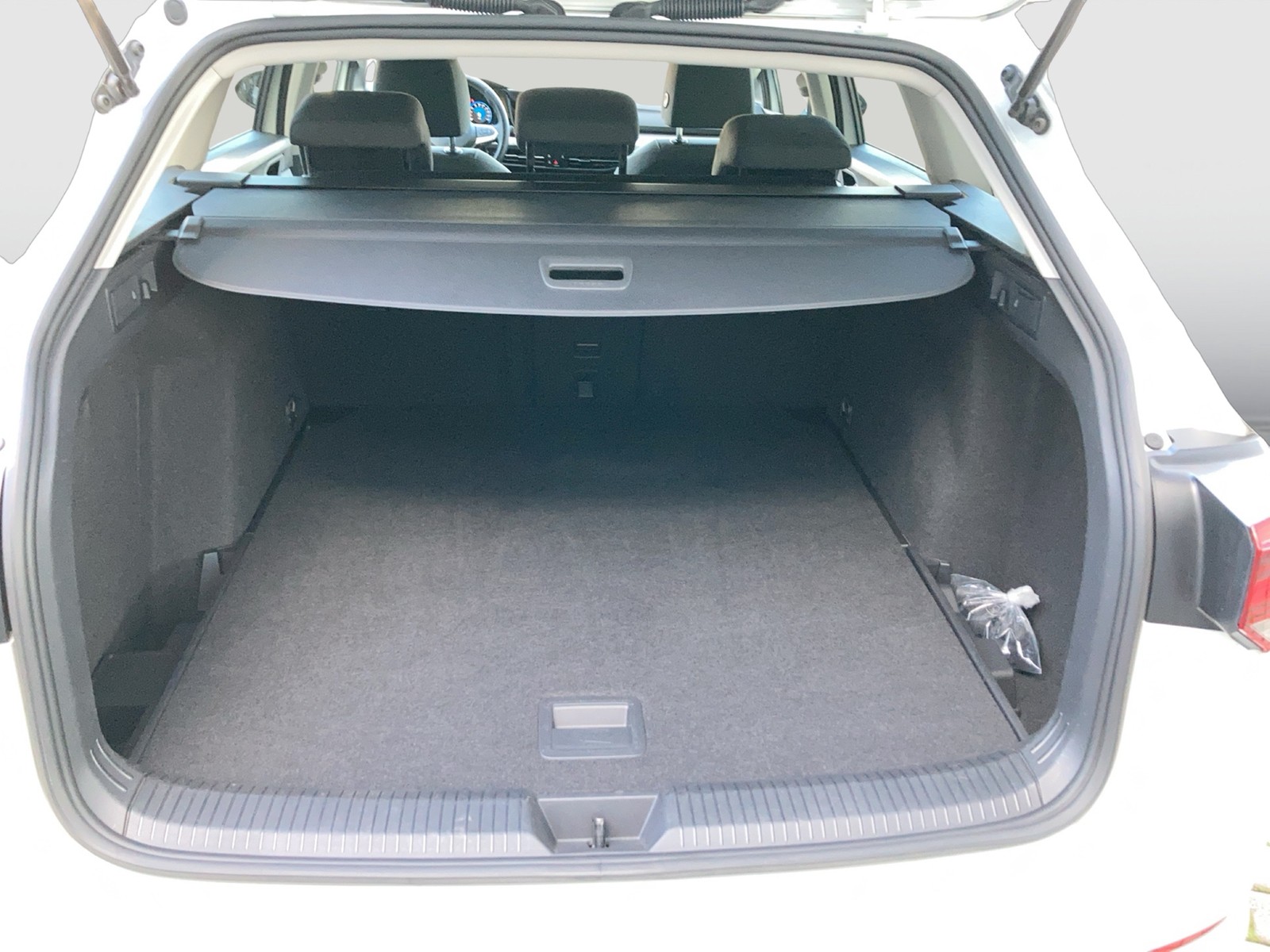 Fahrzeugabbildung Volkswagen Golf VIII Variant TDI Life DSG LED Navi ACC PDC