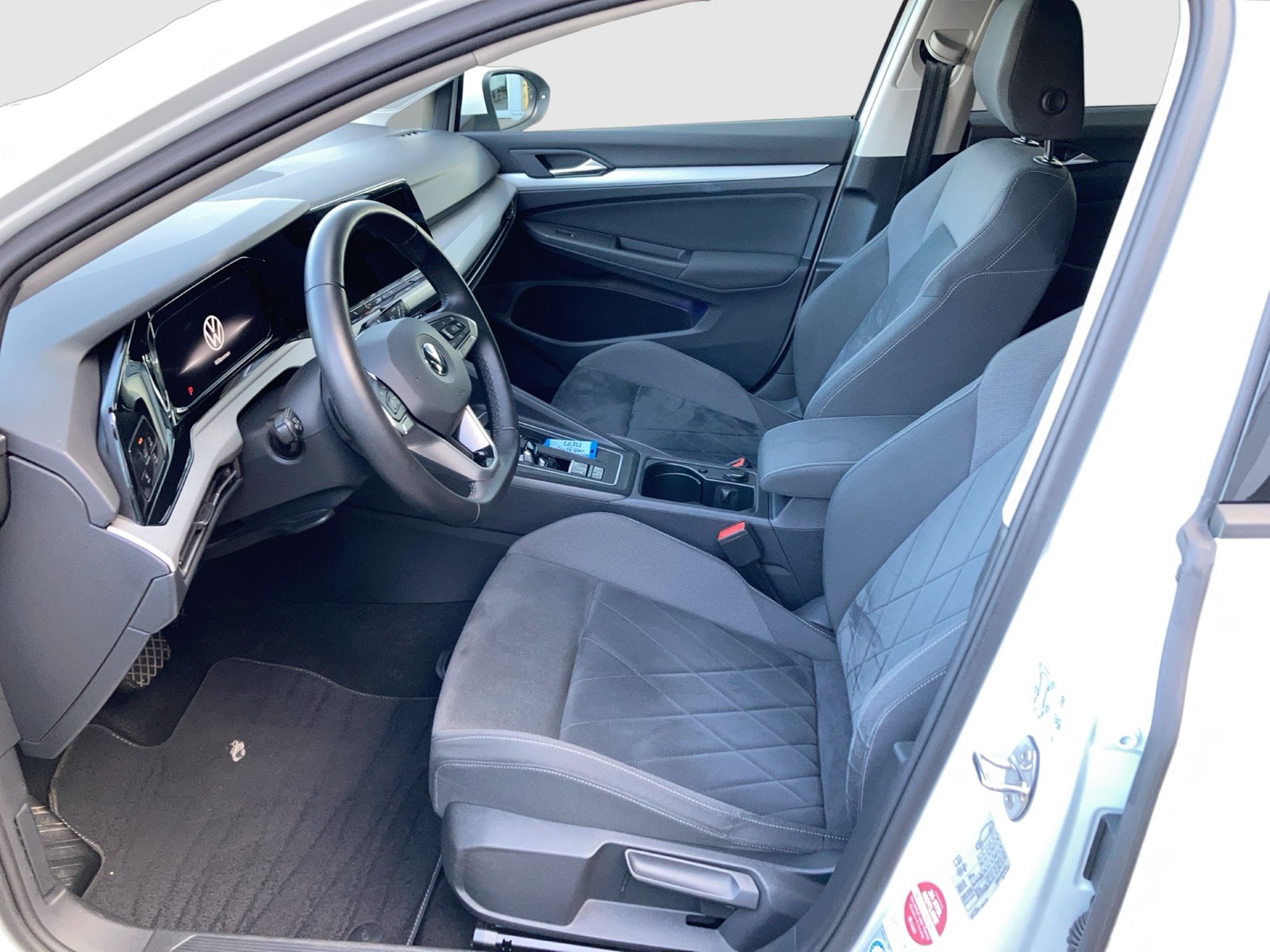 Fahrzeugabbildung Volkswagen Golf VIII Variant TDI Life DSG LED Navi ACC PDC