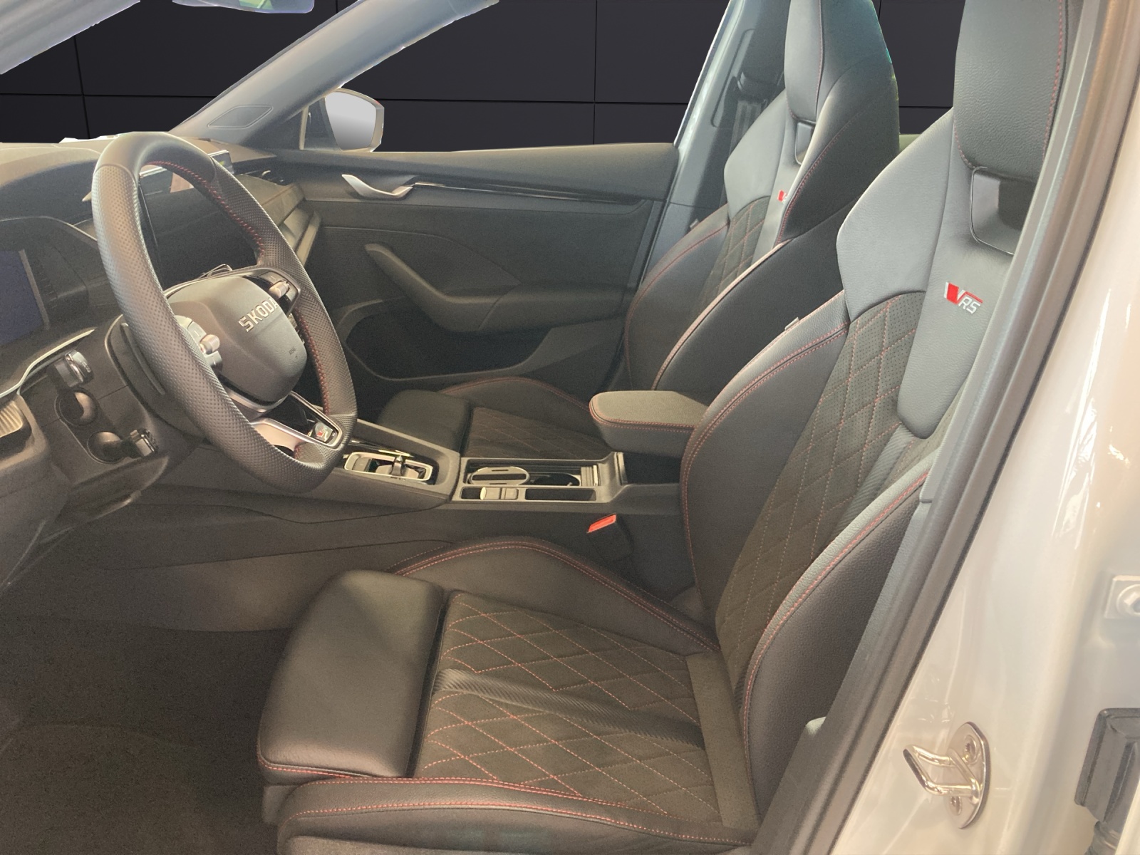 Fahrzeugabbildung SKODA Octavia Combi RS 2.0 TSI 195 kW DSG PANO AHZV DCC RS-LOUNGE