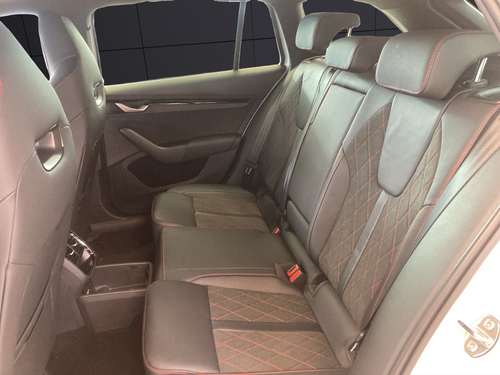 Fahrzeugabbildung SKODA Octavia Combi RS 2.0 TSI 195 kW DSG PANO AHZV DCC RS-LOUNGE