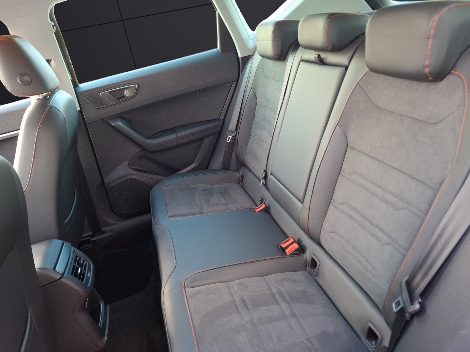 Fahrzeugabbildung SEAT Ateca TDI FR-Line DSG LED Navi ACC RFK SH 18