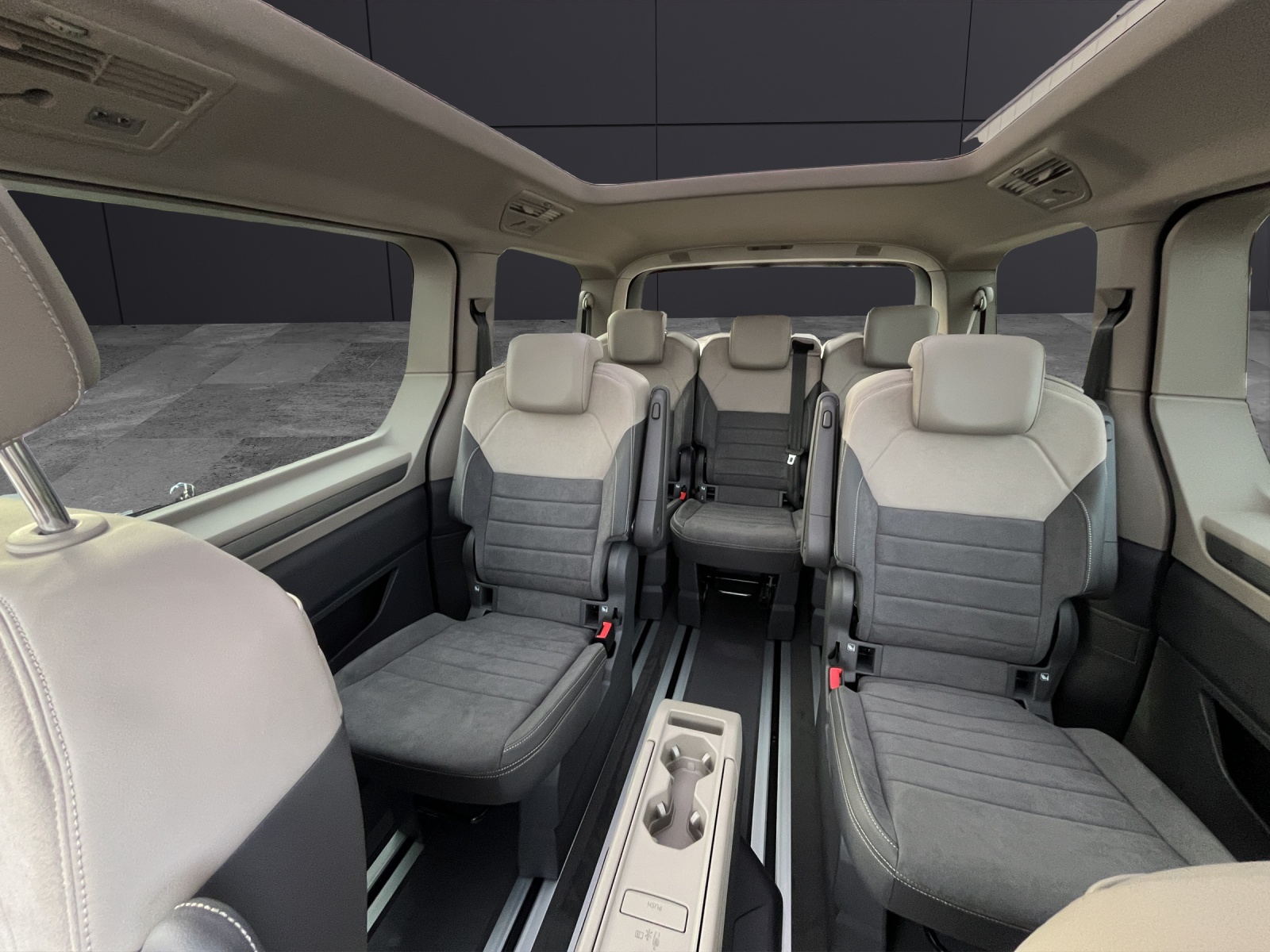 Fahrzeugabbildung Volkswagen T7 Multivan TSI Style LR 7- DSG AHK, KLIMA, NAVI, PANORAMA, DCC