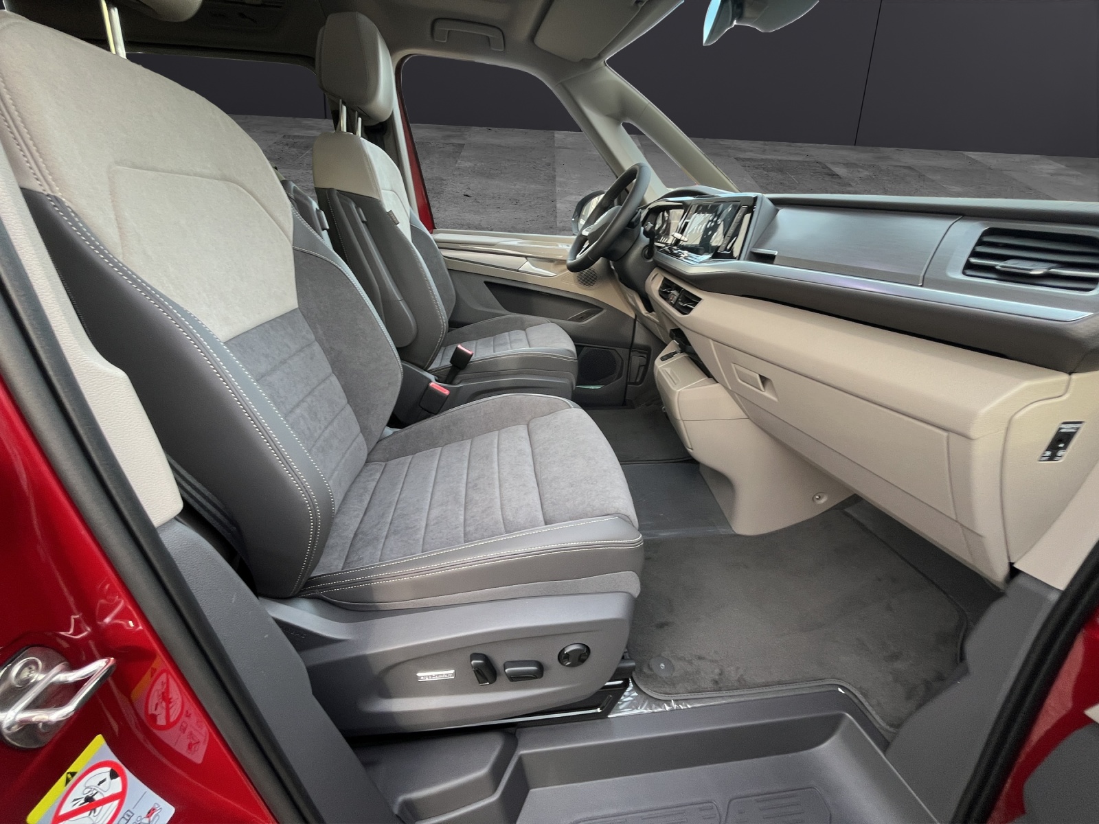 Fahrzeugabbildung Volkswagen T7 Multivan TSI Style LR 7- DSG AHK, KLIMA, NAVI, PANORAMA, DCC