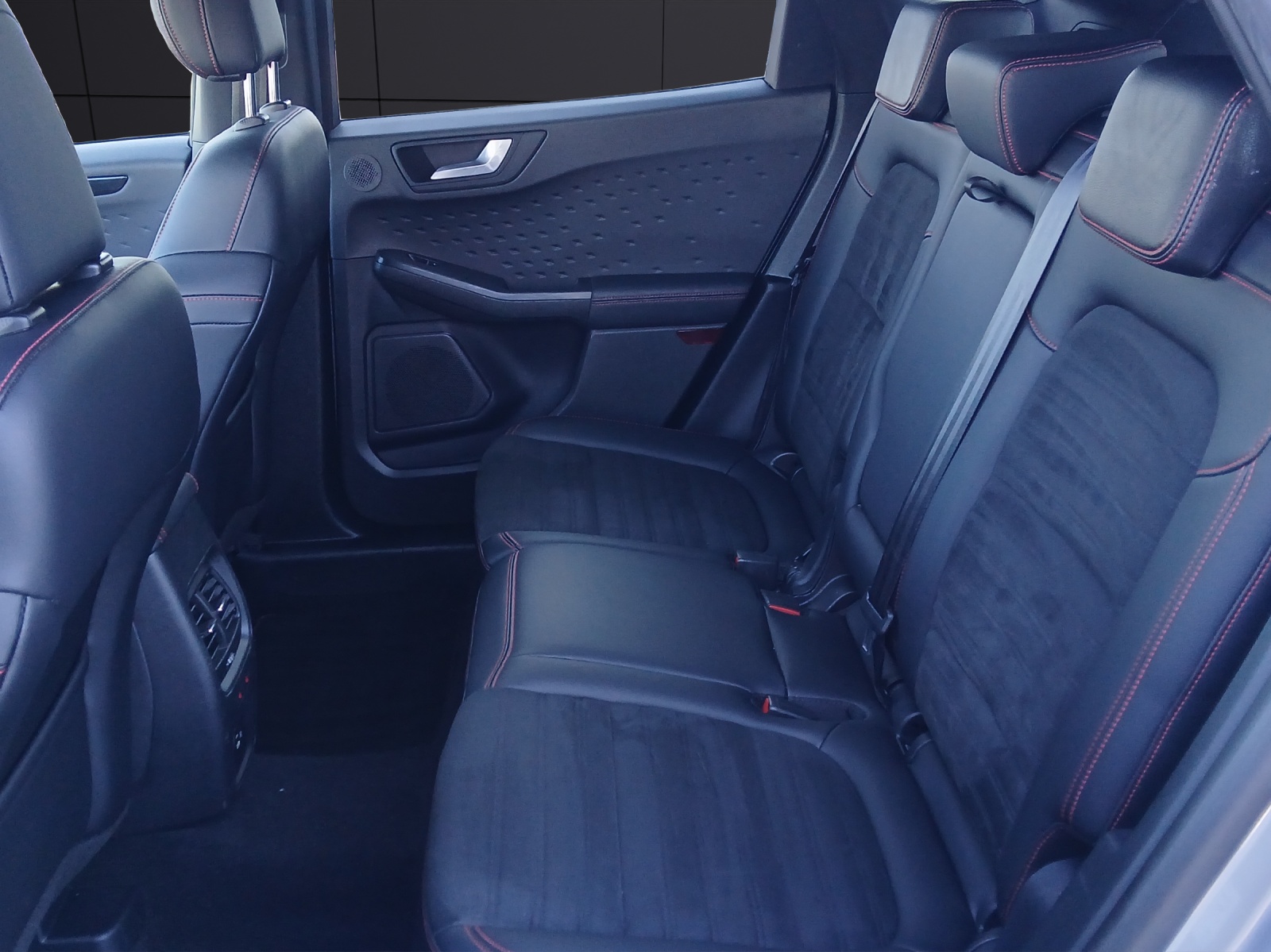 Fahrzeugabbildung Ford Kuga 2.0 EcoBlue Hybrid ST-Line X LED AHK Navi HUD