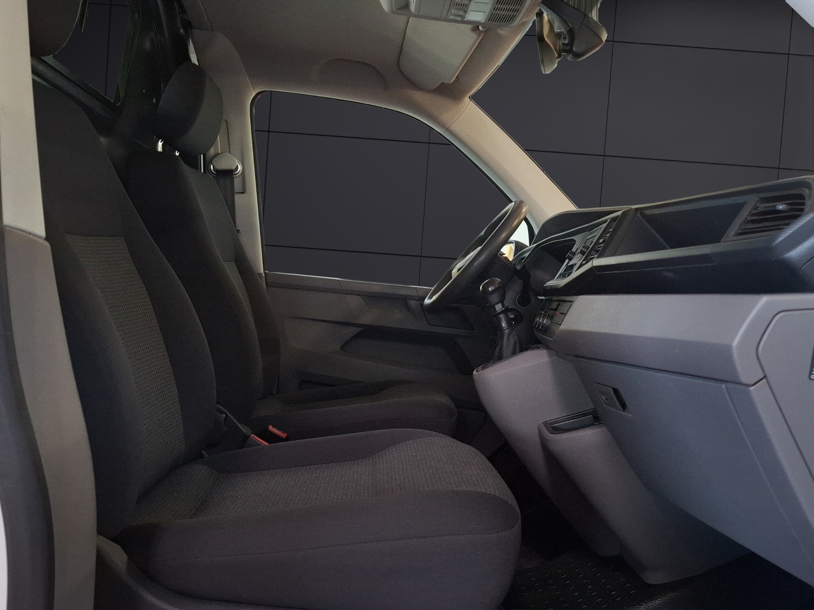 Fahrzeugabbildung Volkswagen T6 Transporter T6.1 TDI Kasten 4M AHK Klima Holzboden Trennwand AHK Klima