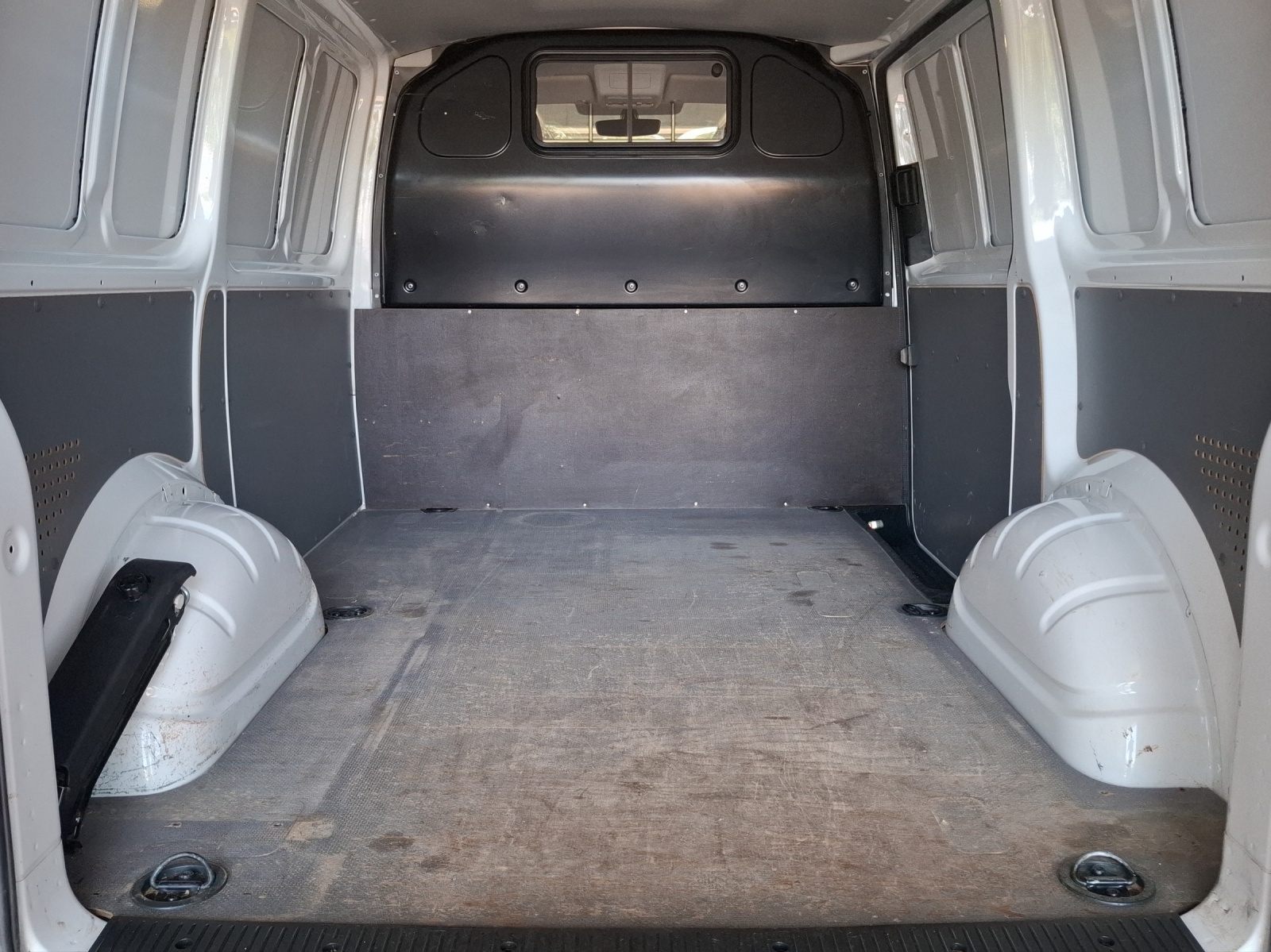 Fahrzeugabbildung Volkswagen T6 Transporter T6.1 TDI Kasten 4M AHK Klima Holzboden Trennwand AHK Klima